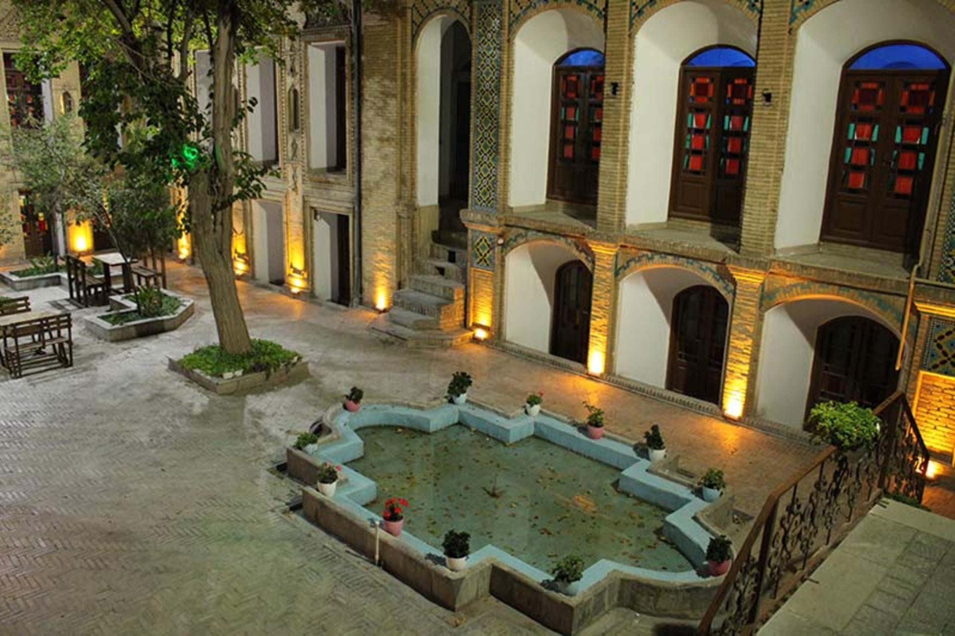 عمارت حسن پور در شب 