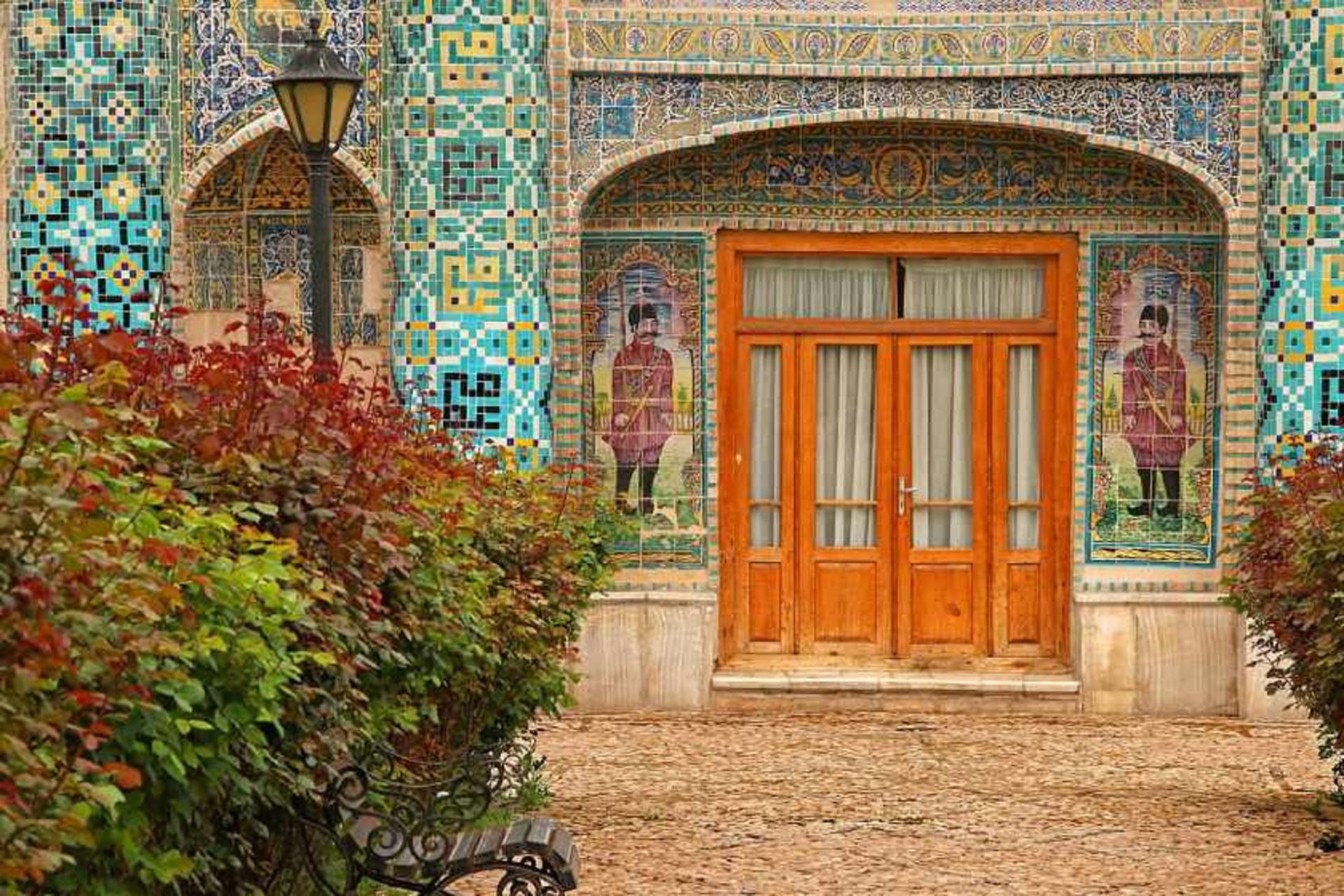 درب چوبی ورودی اصلی عمارت آیینه خانه مفخم