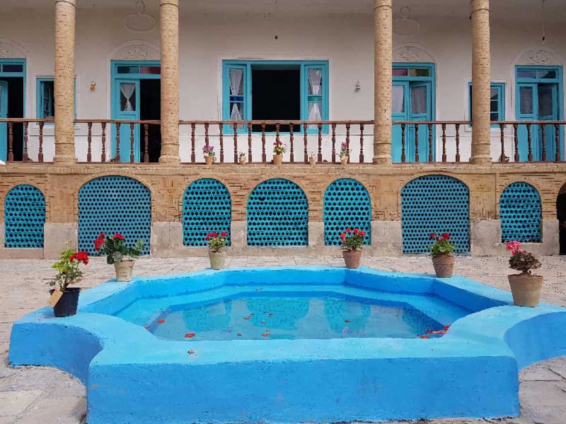 حوض آب حیاط موتمن الاطبا 