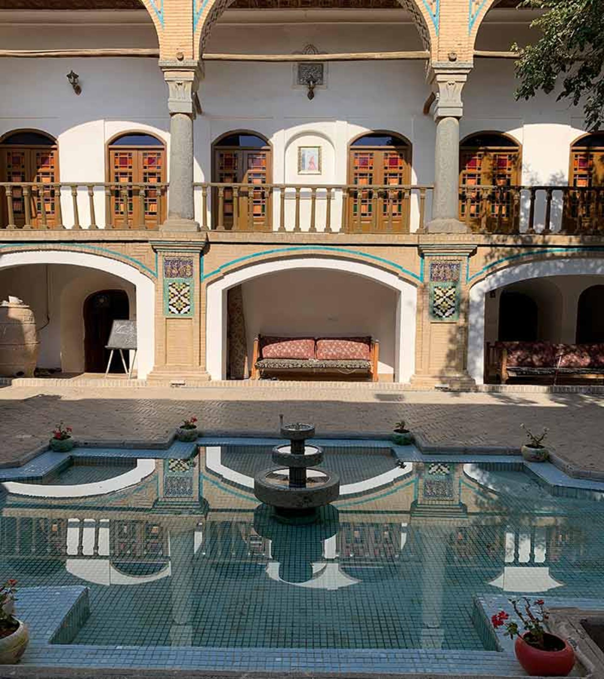 حوض آب عمارت حسن پور 
