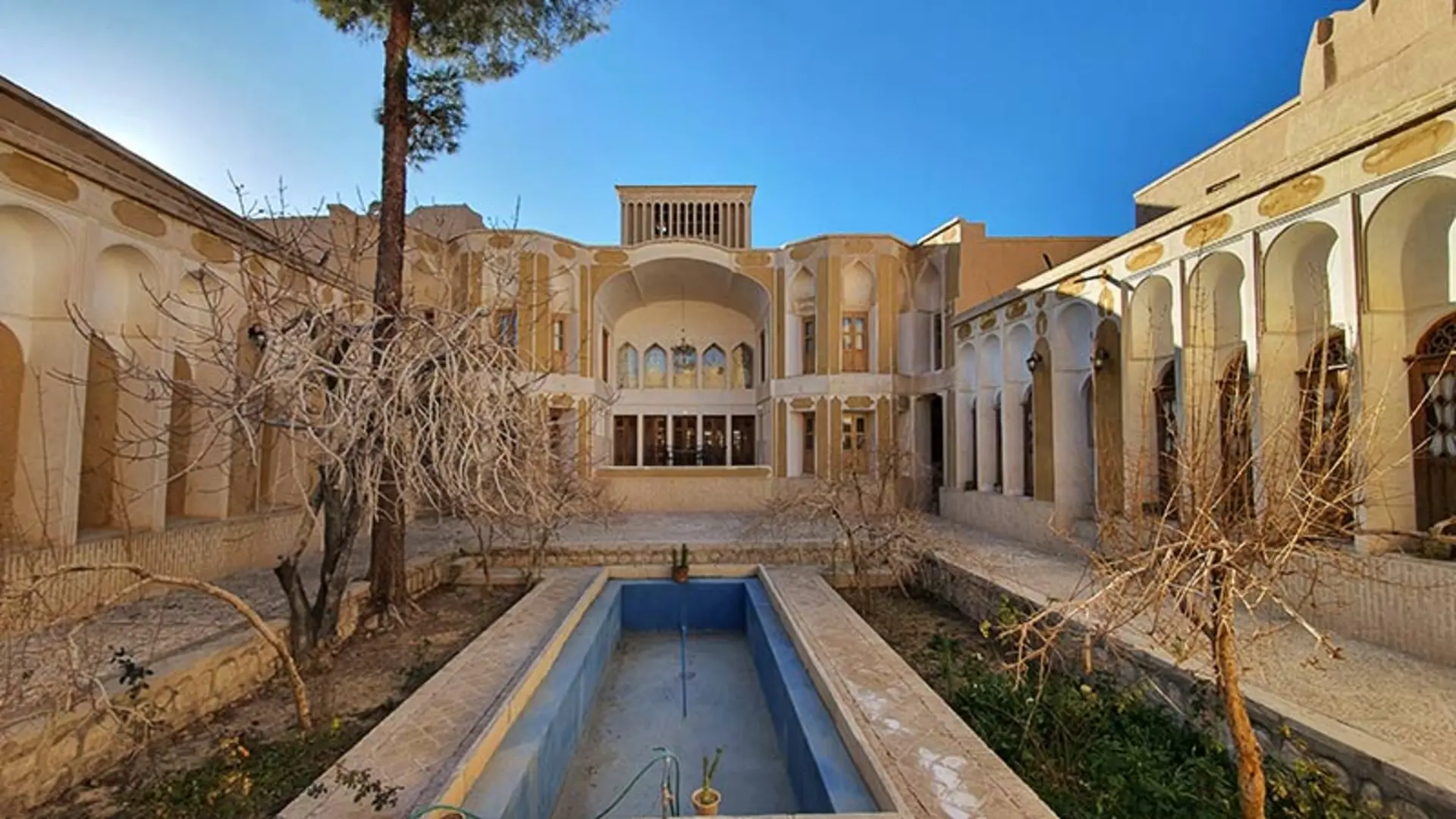 حیاط اندرونی خانه آقازاده 