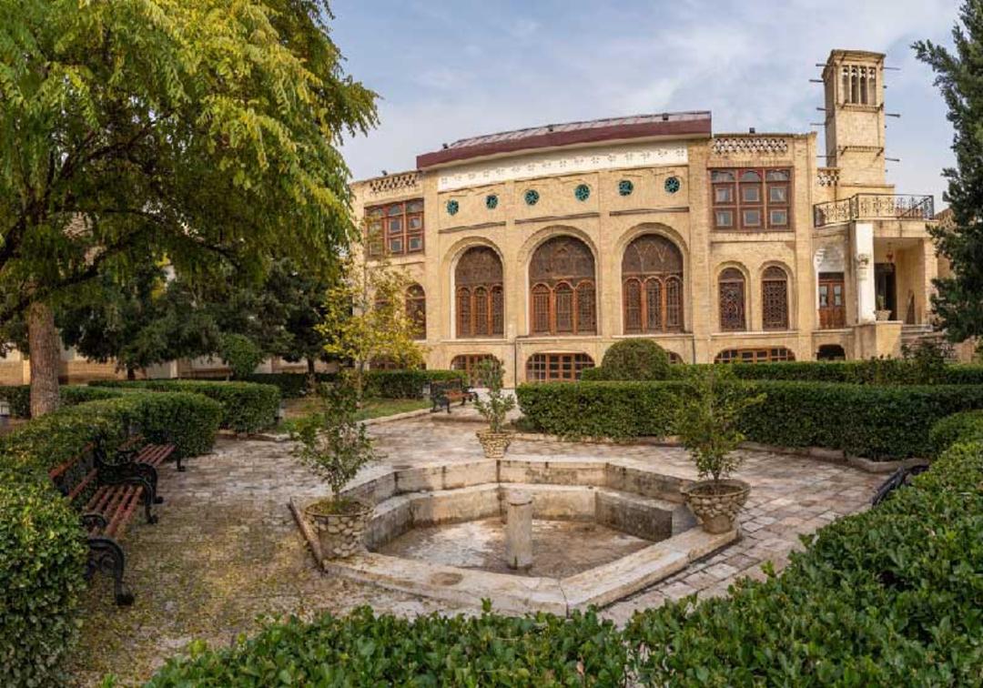 محوطه خانه کاظمی در تهران 