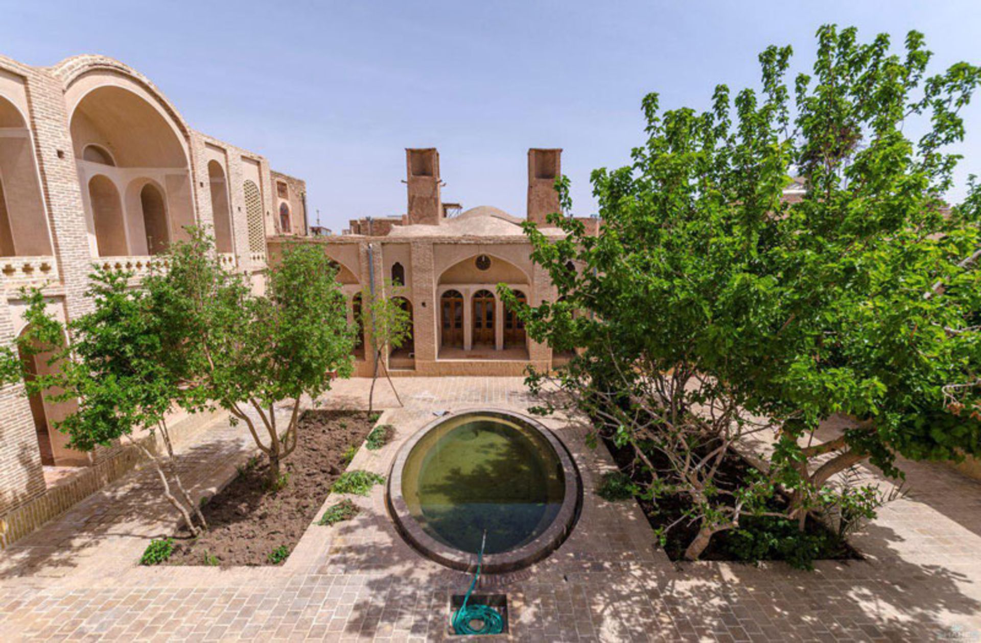 محوطه خانه نیری