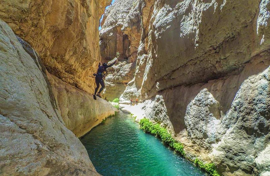 مسیر آبی داخل تنگه رغز میان صخره های بلند