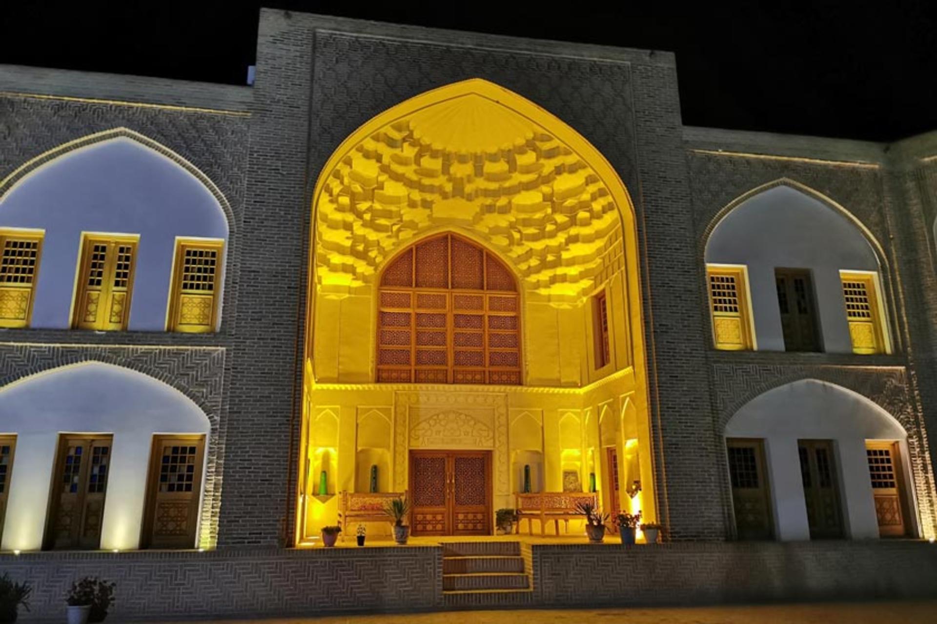 عمارت عبدالله آباد ساوه در شب
