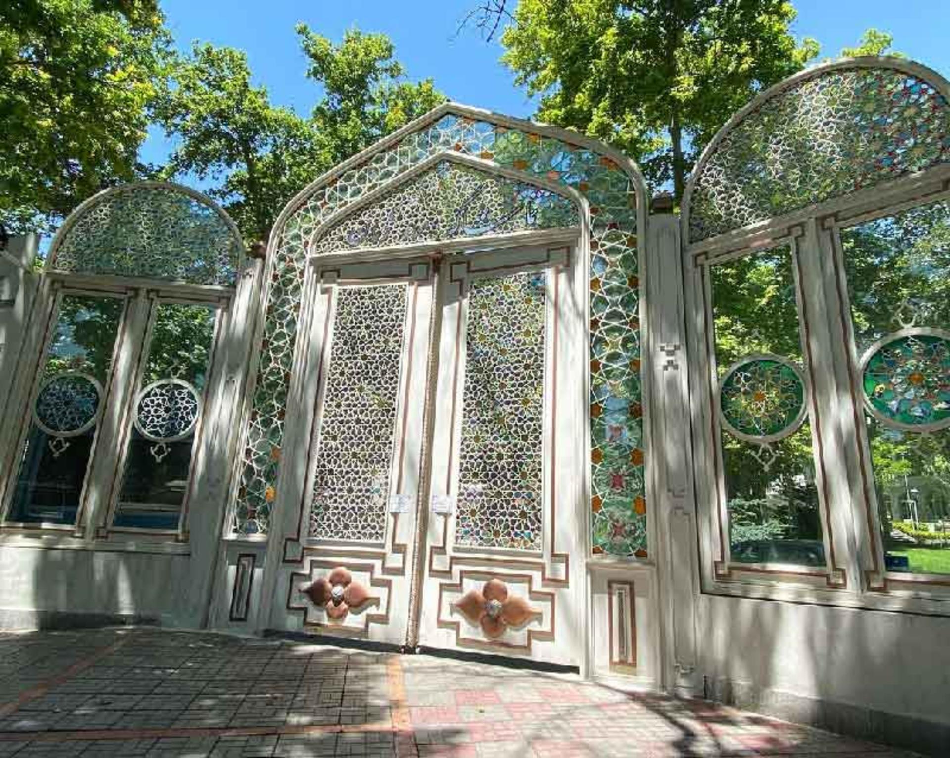درب ورودی خانه خداداد 