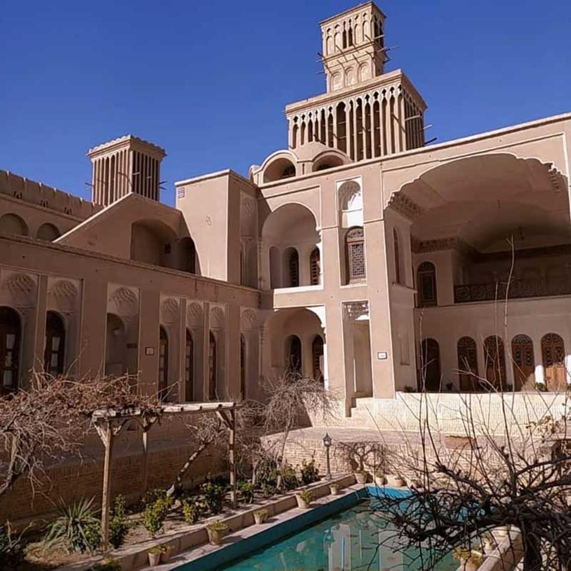 بادگیر دو طبقه خانه آقازاده 