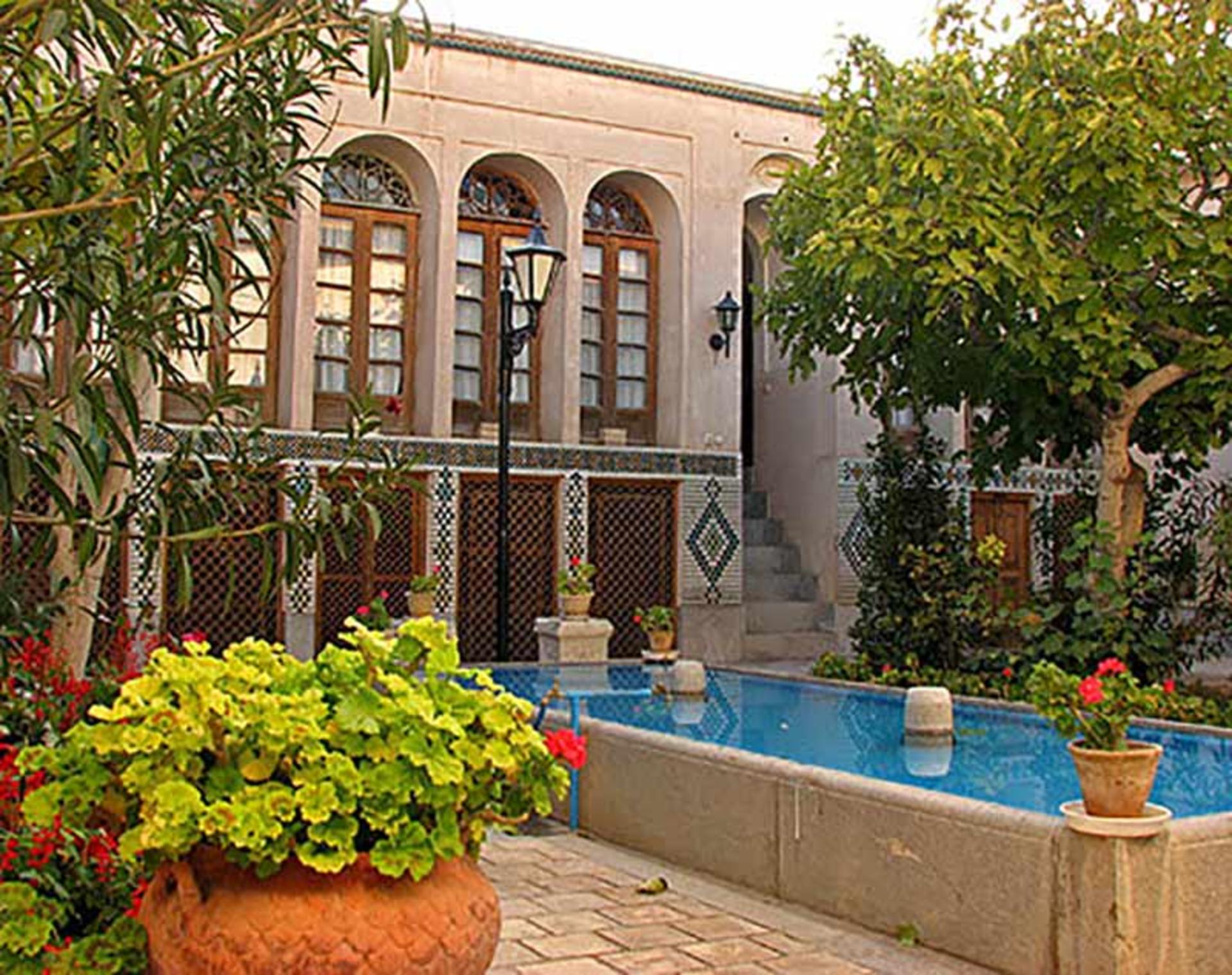 حیاط خانه شیخ بهایی 