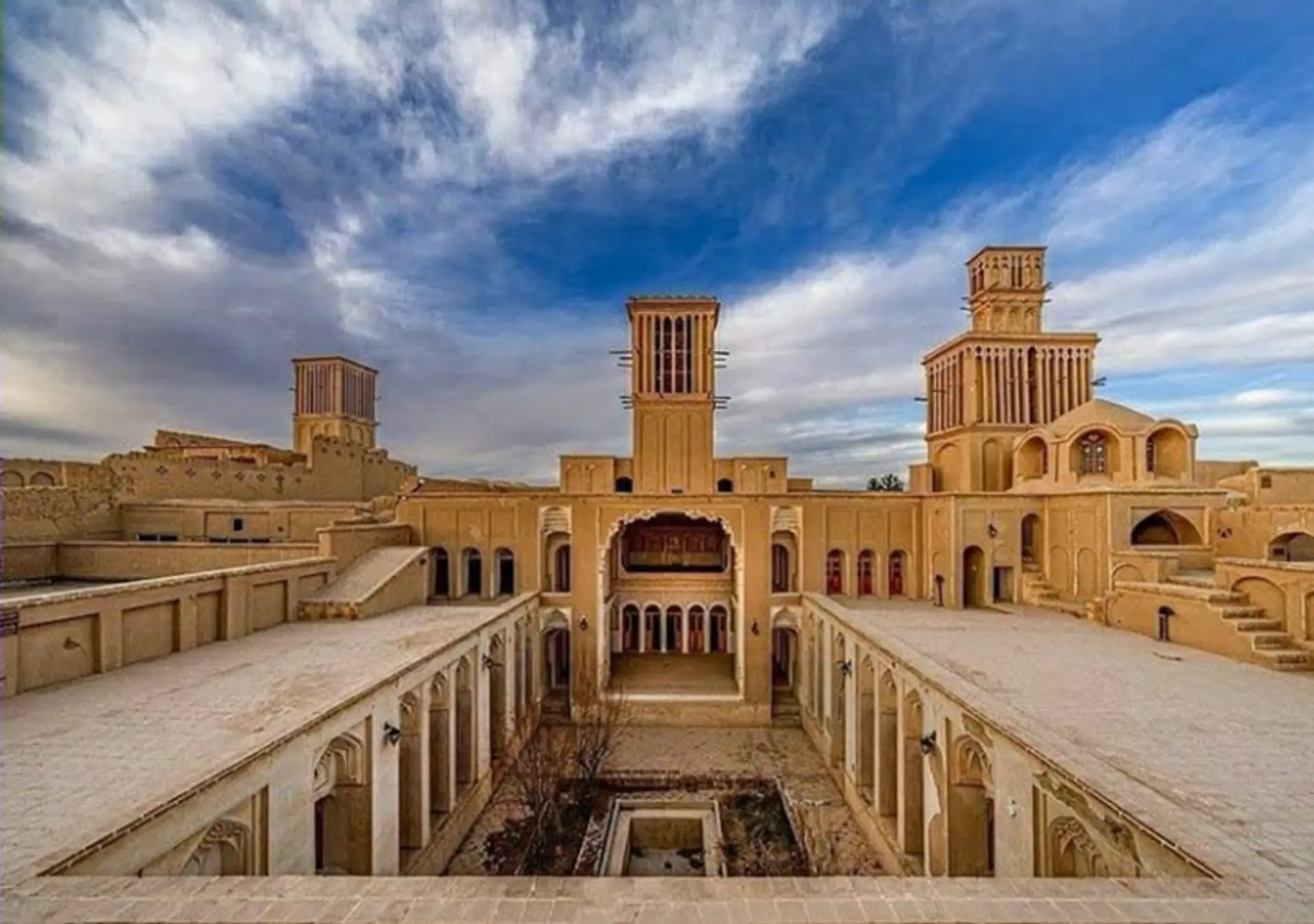 عمارت آقازاده یزد 