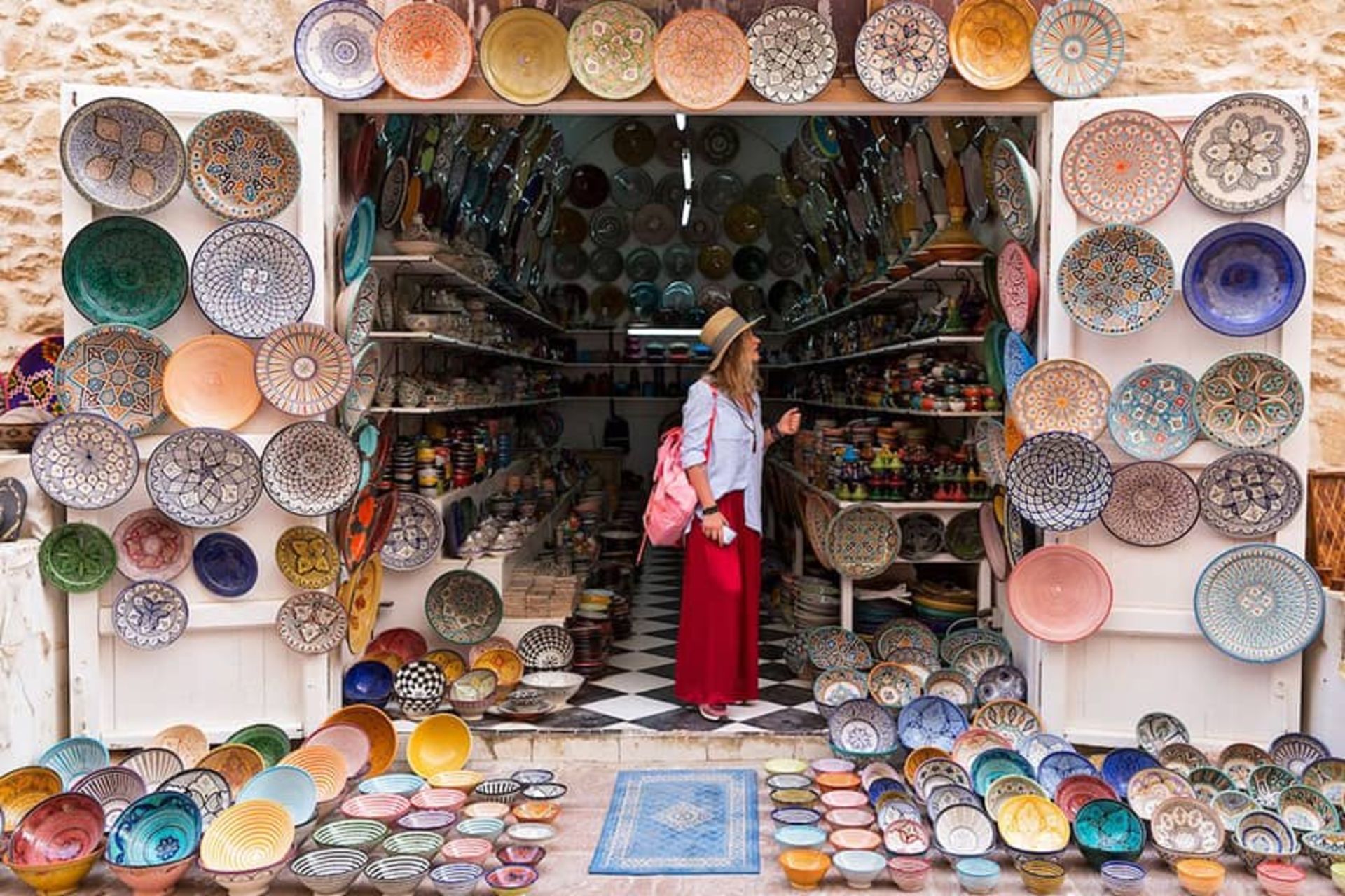 زنی در حال خرید از مغازه ظروف سنتی