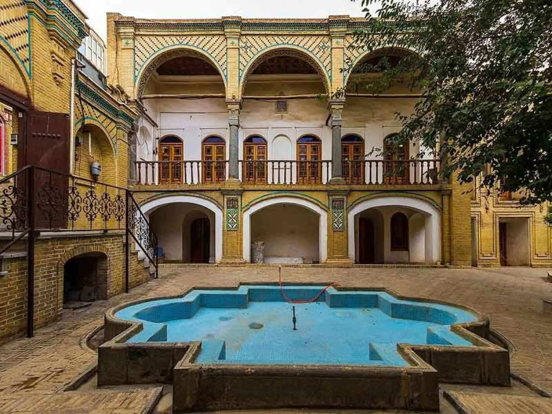 نمای عمارت حسن پور اراک 