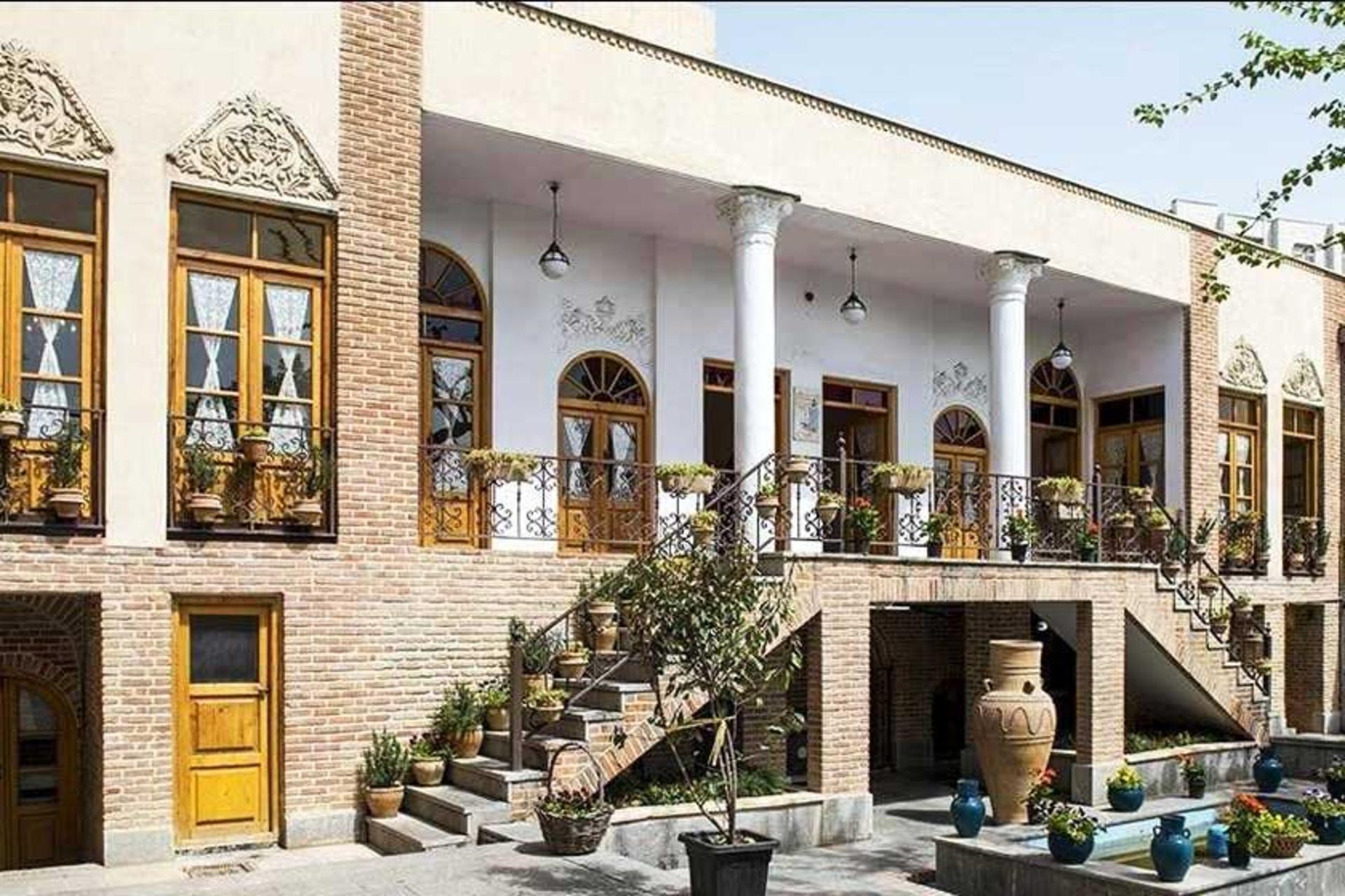 حیاط و ساختمان خانه‌ای قدیمی در تهران
