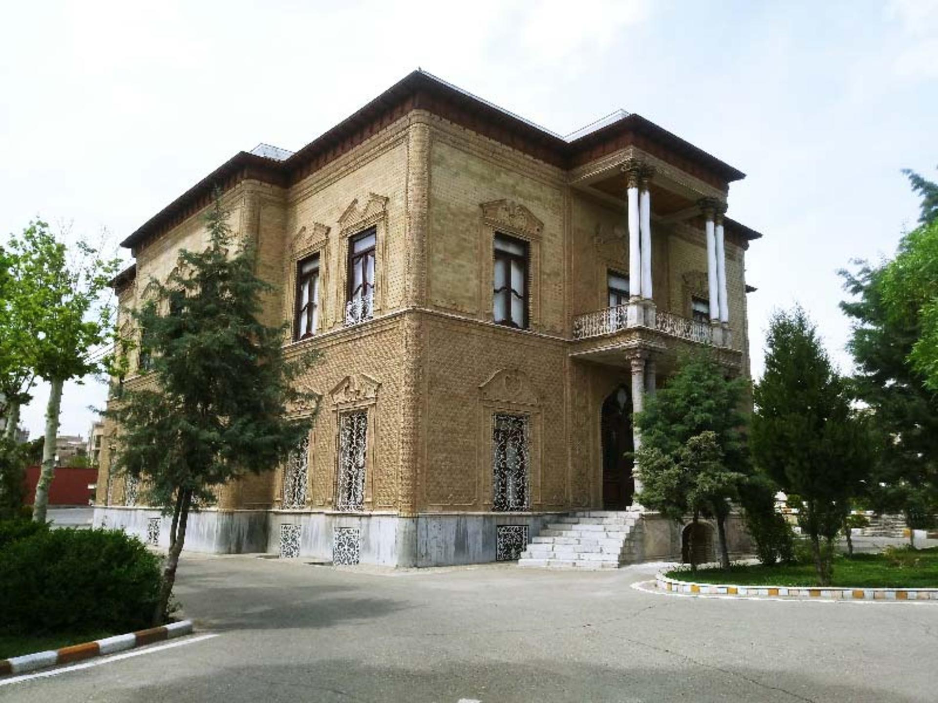 محوطه ساختمان موزه جنگ 