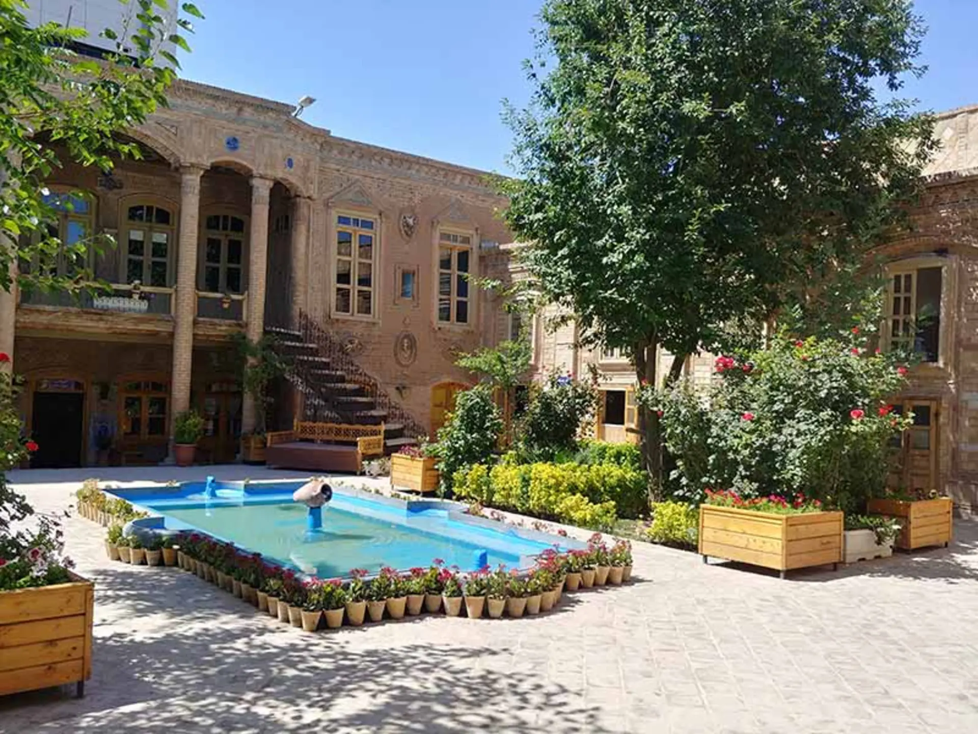 حیاط زیبای خانه داروغه 