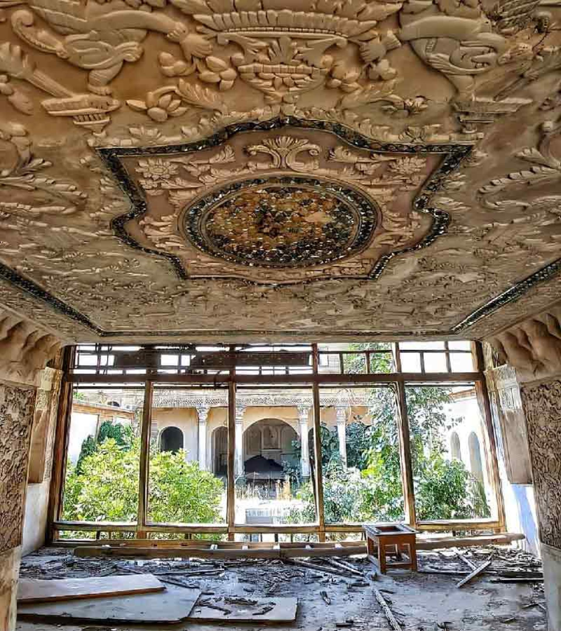 گچ‌بری‌های در حال تخریب خانه نصیرالدوله 