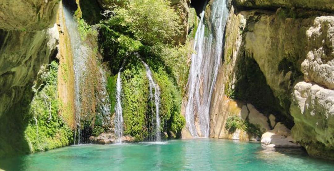 آبشارهای جاری در تنگه رغز داراب میان صخره های بلند