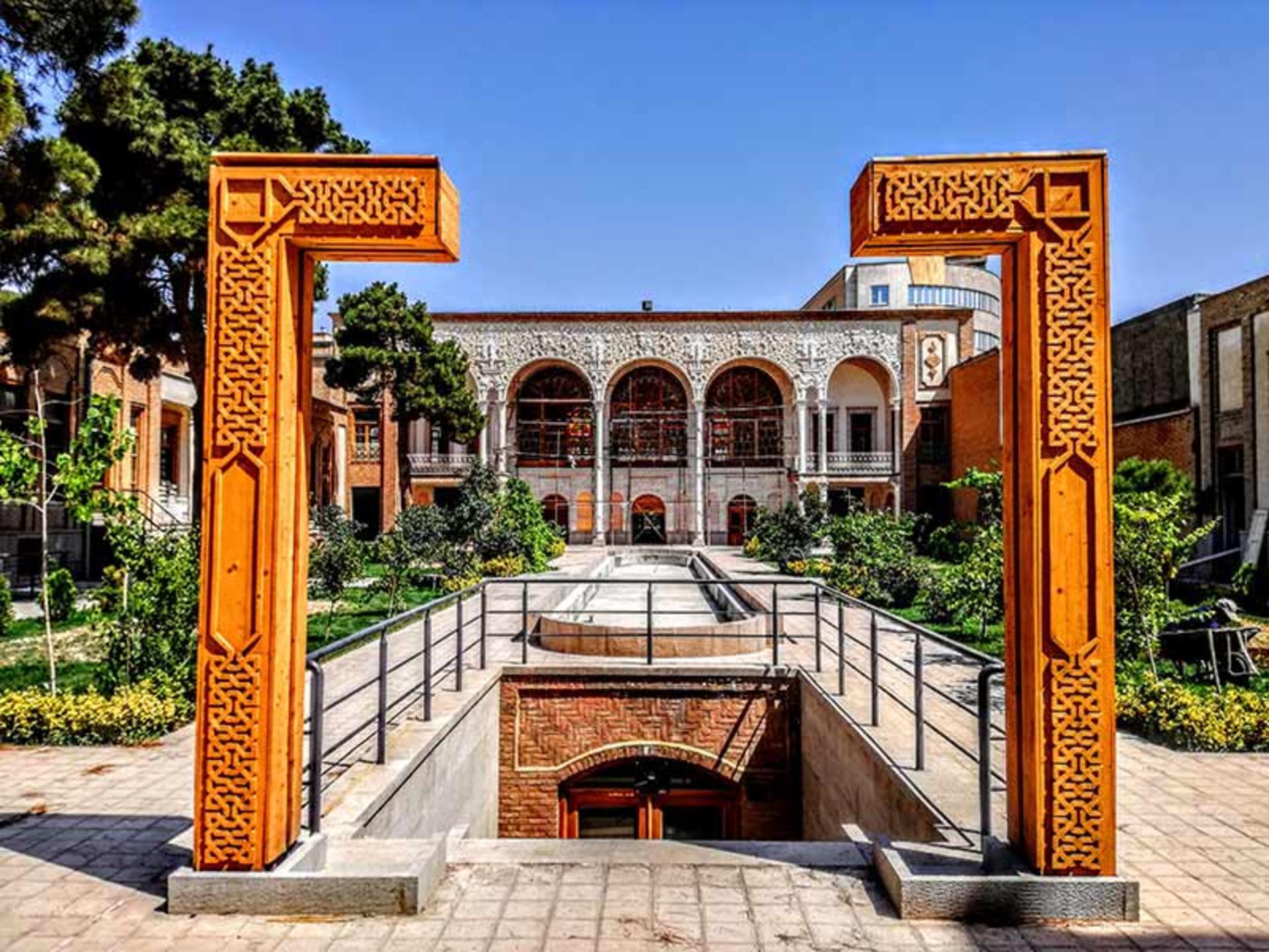 محوطه خارجی عمارت بهنام 