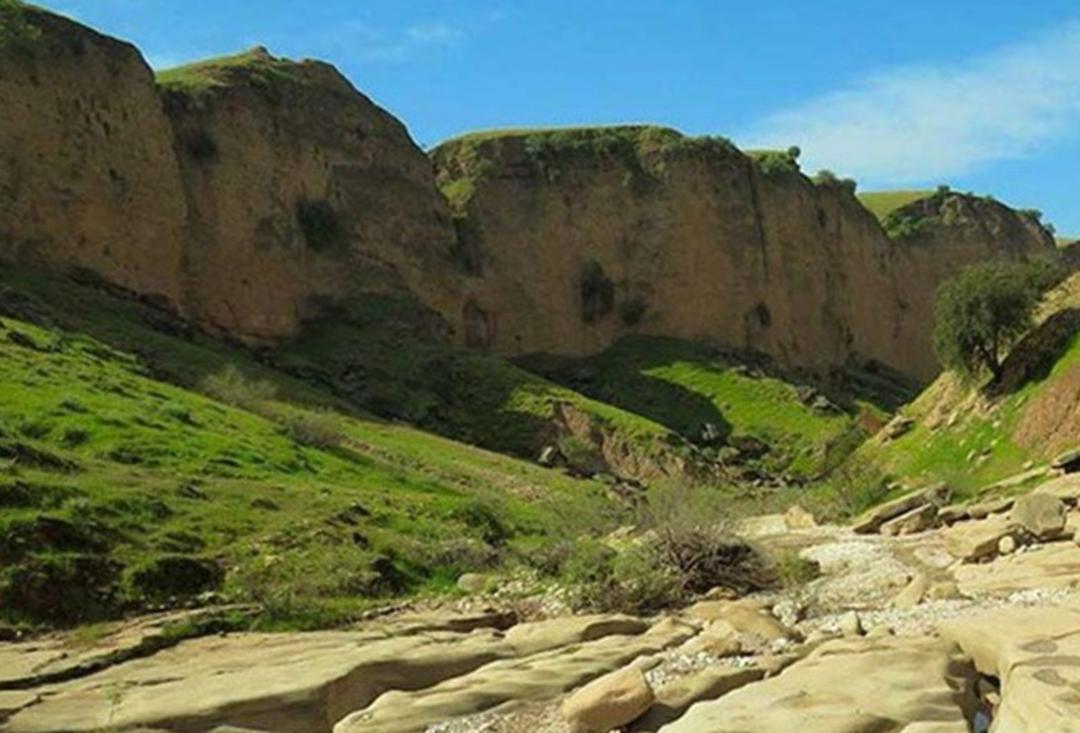 مسیر ورودی به دره کول خرسان با دیواره های بلند سرسبز