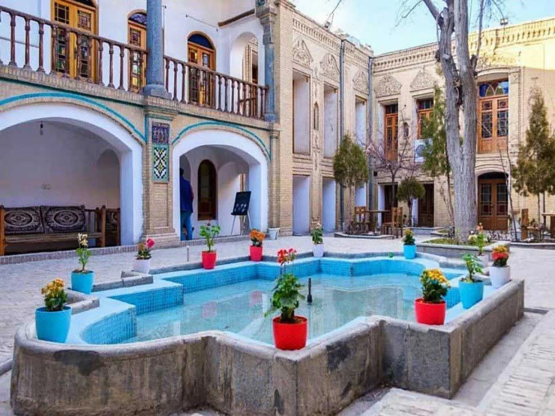 حیاط مصفای خانه حسن پور 