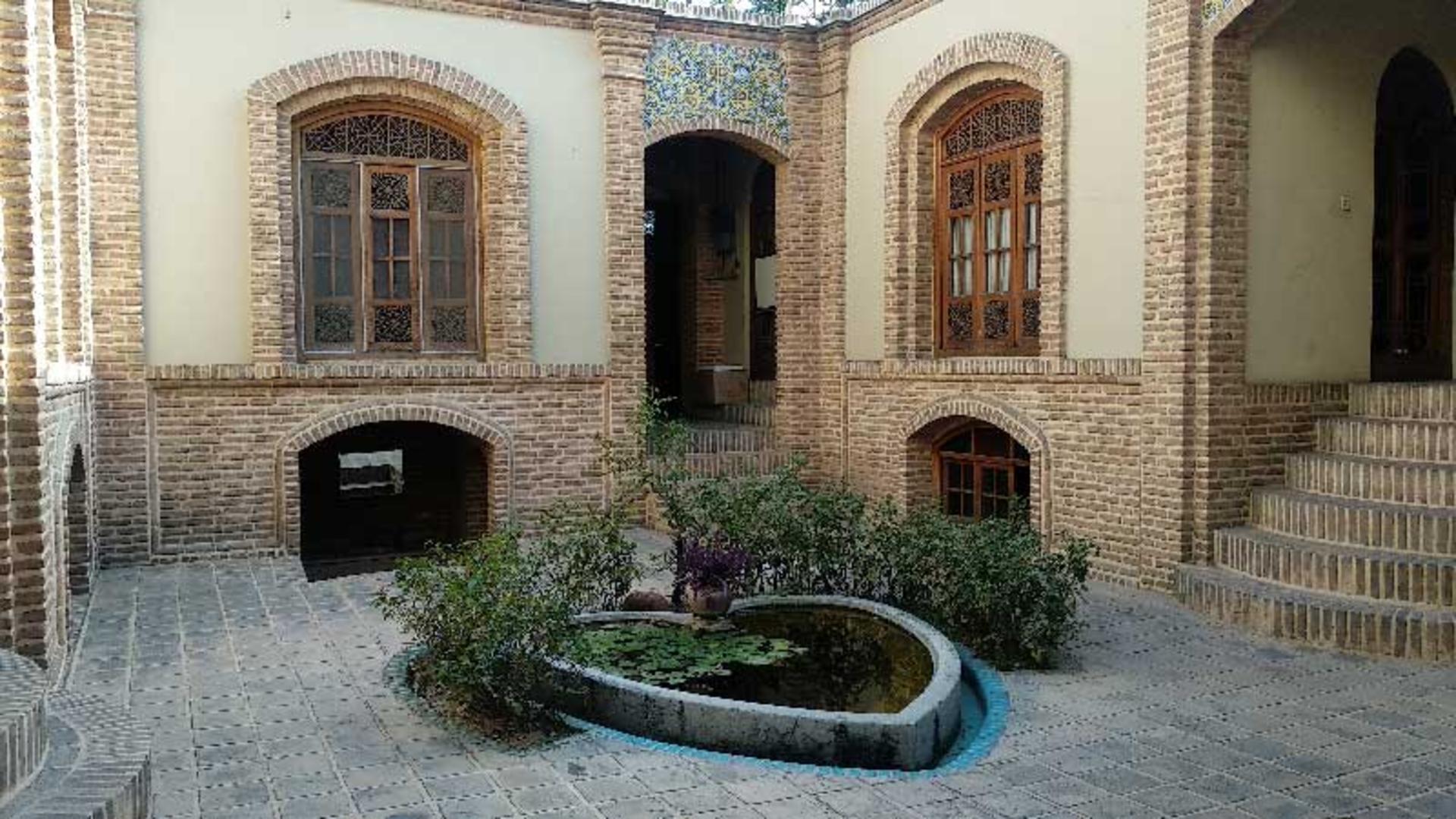 حیاط اندرونی خانه مقدم 