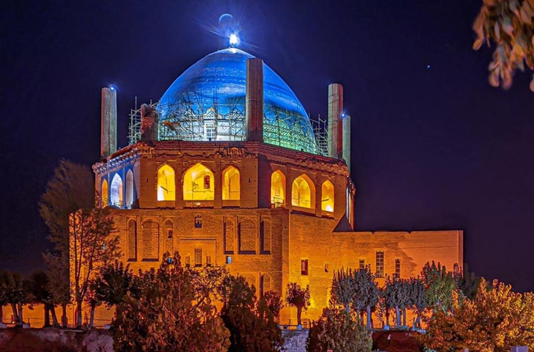 گنبد سلطانیه در شب