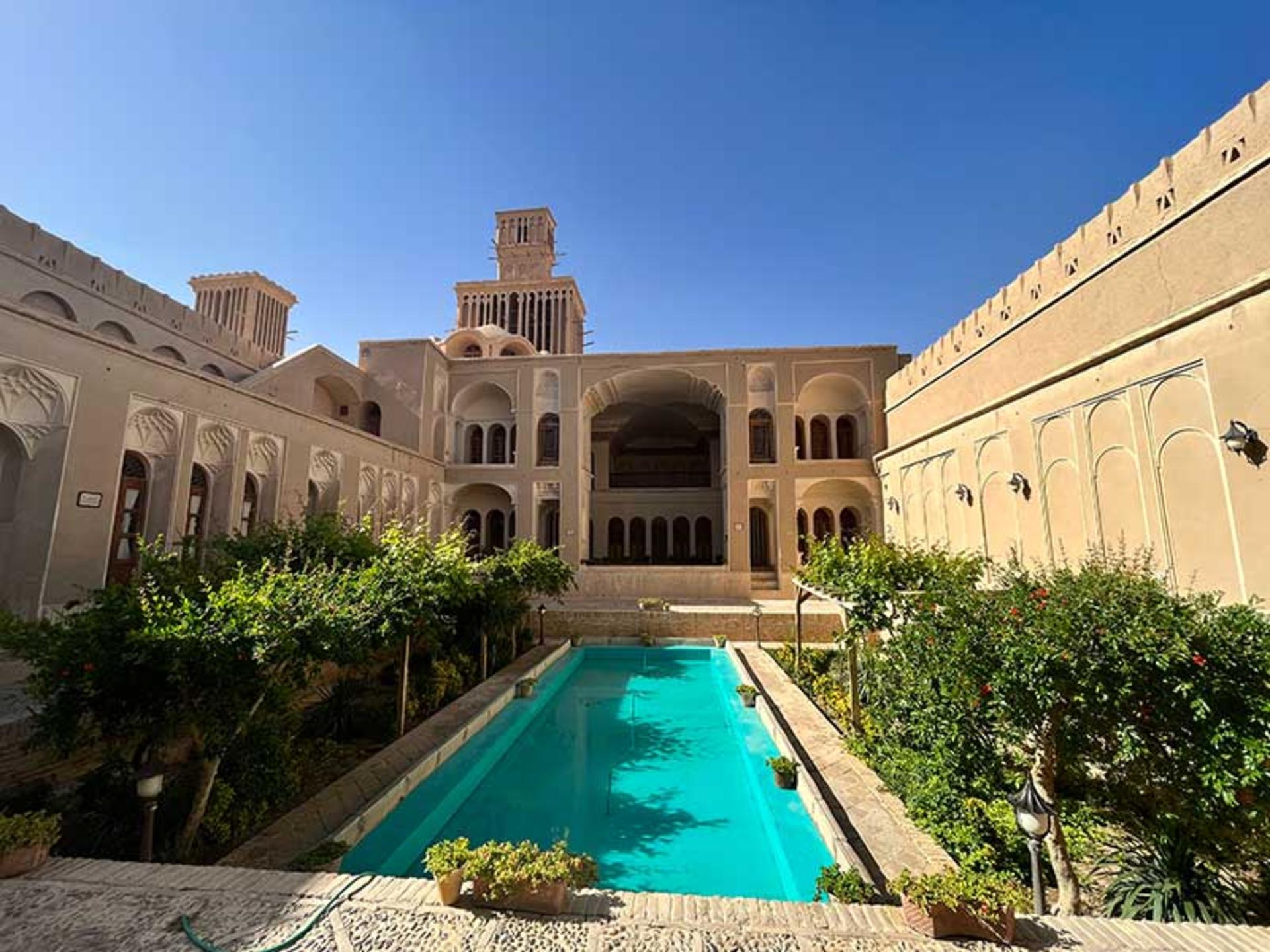 حیاط خانه آقازاده 
