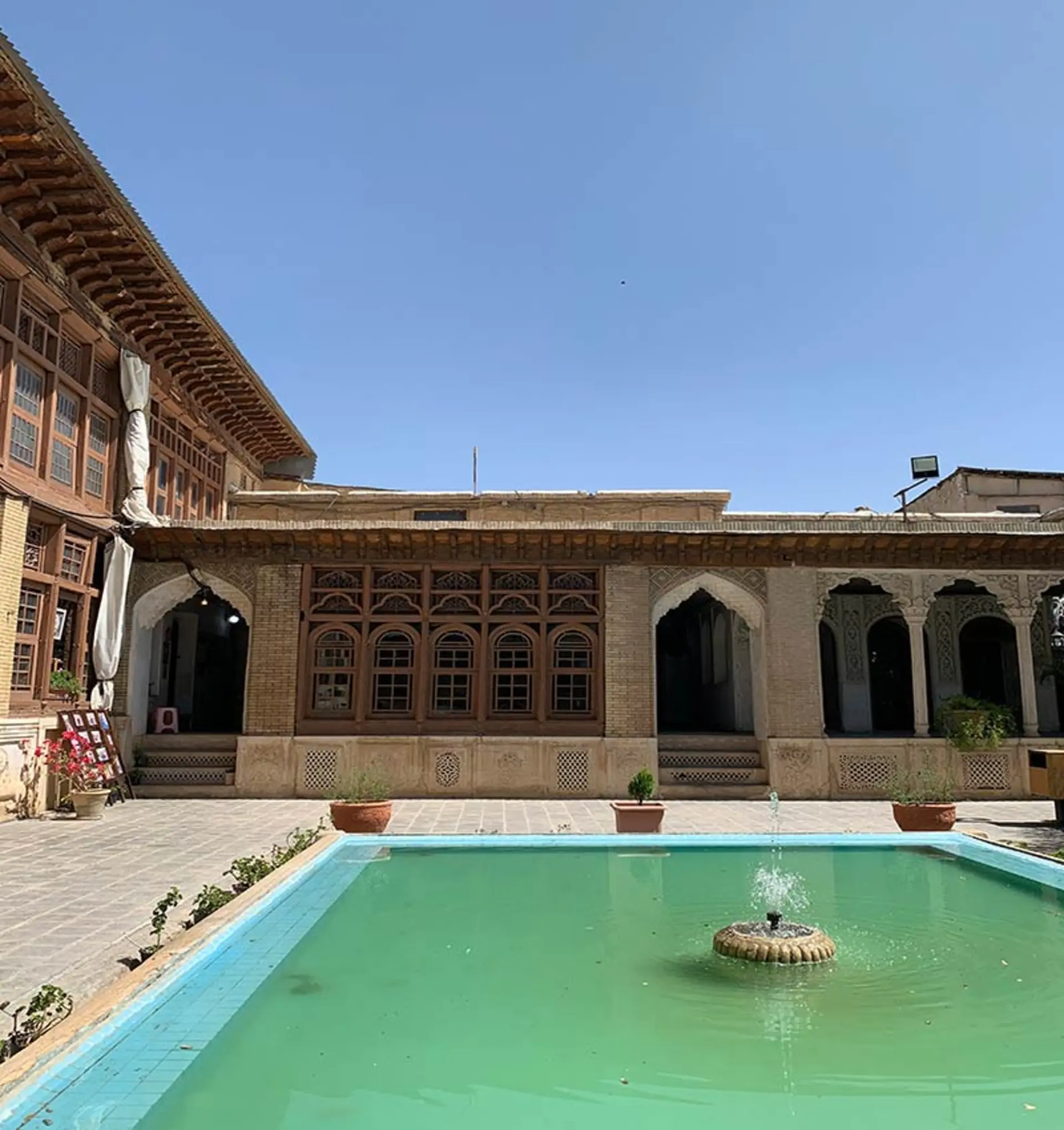 حوض بزرگ آب در خانه زینت الملک 