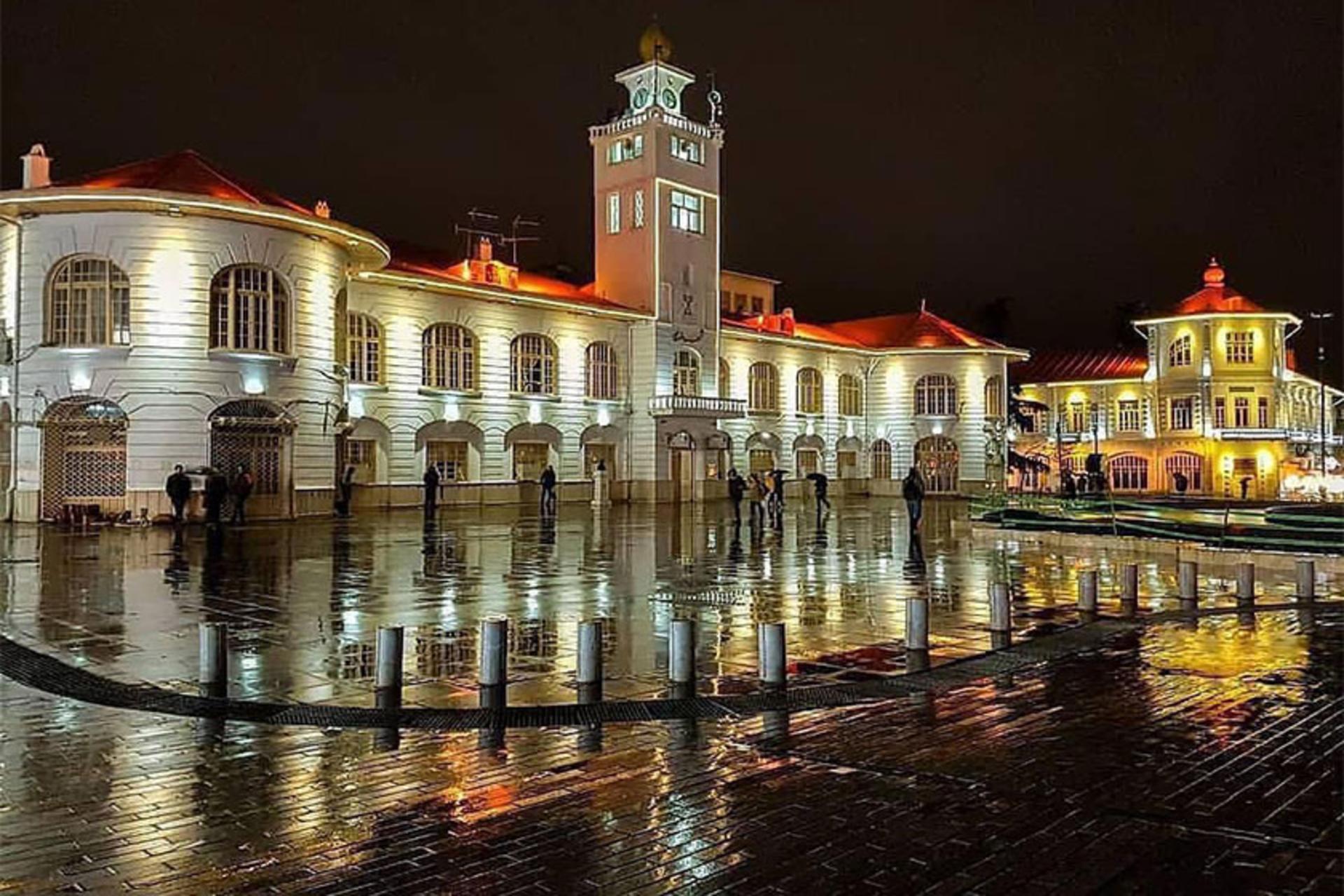 میدان شهرداری رشت در شب