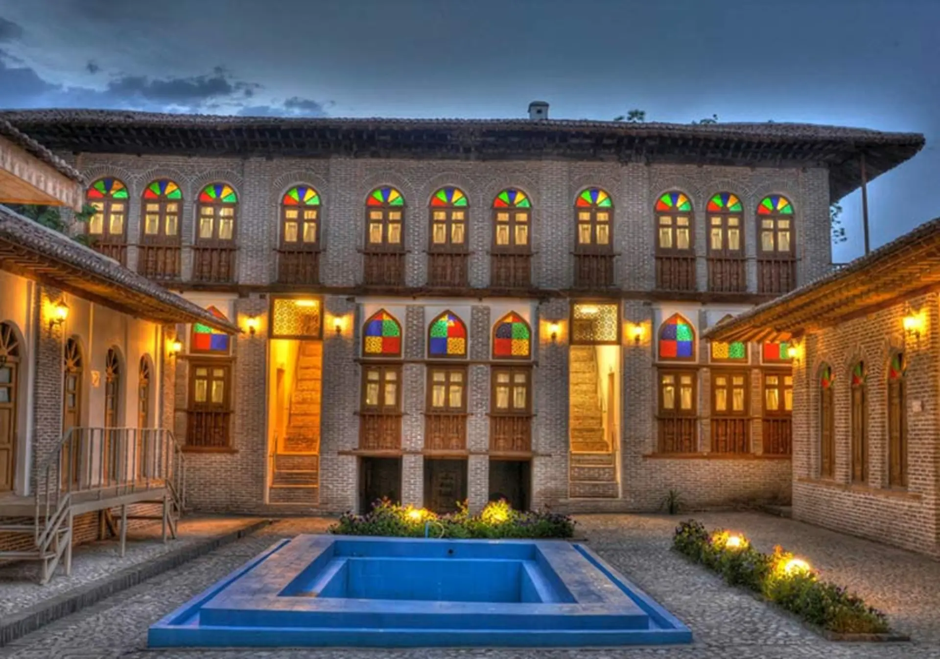 خانه امیر لطیفی در شب 