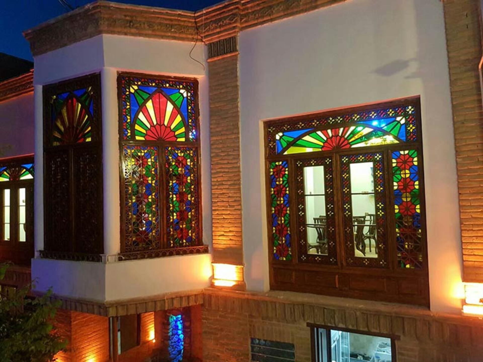 تزیینات درب و پنجره خانه یزدان پناه 
