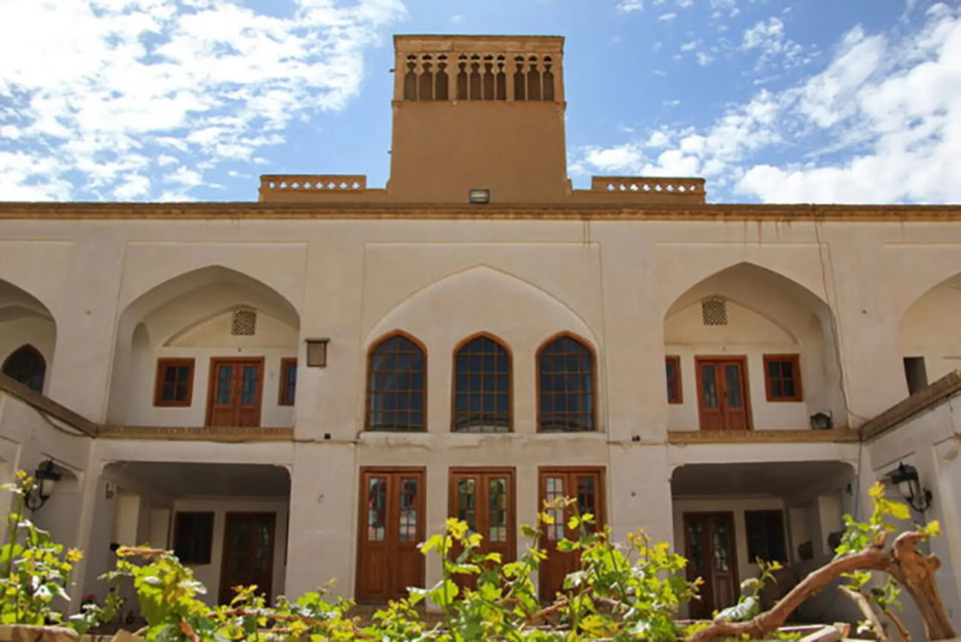 نمای ساختمان و بادگیر 
