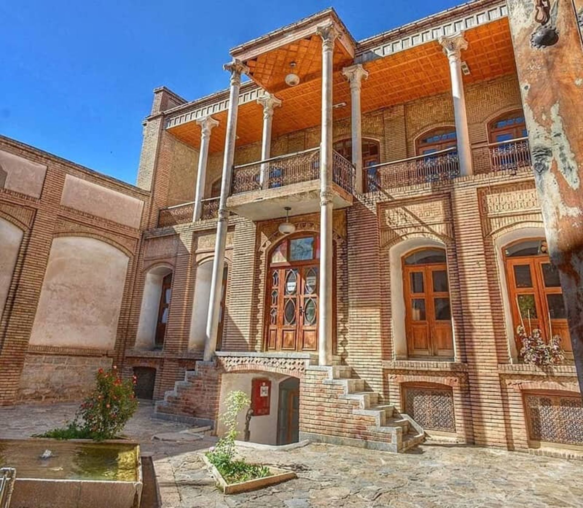 یکی از حیاط‌های عمارت آصف وزیری