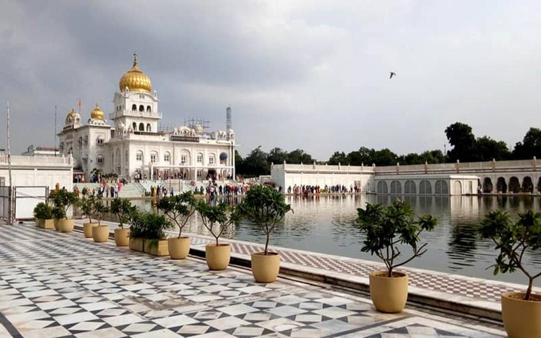 عمارتی سفیدرنگ با گنبد طلایی و استخری بزرگ