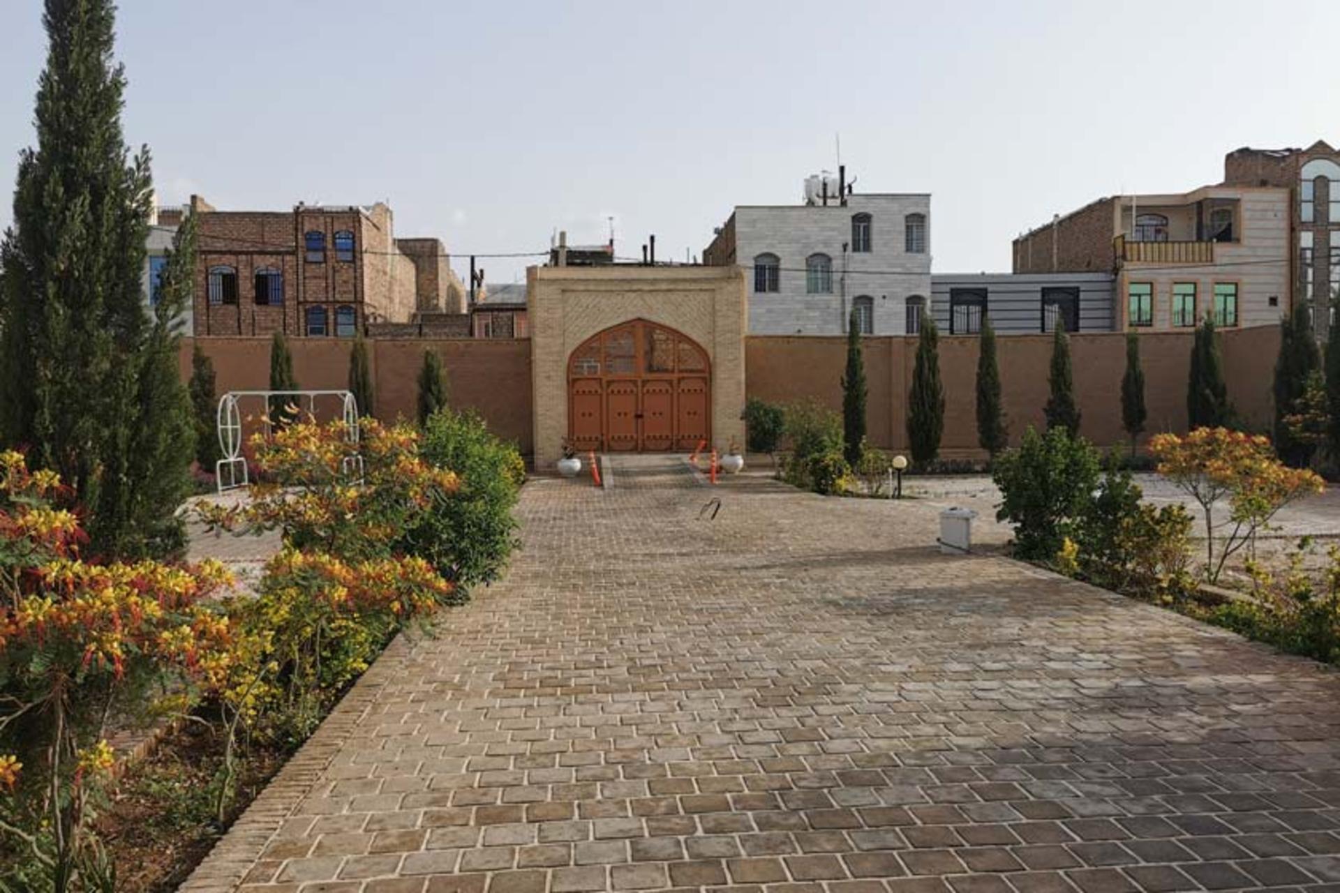 محوطه عمارت عبدالله آباد ساوه