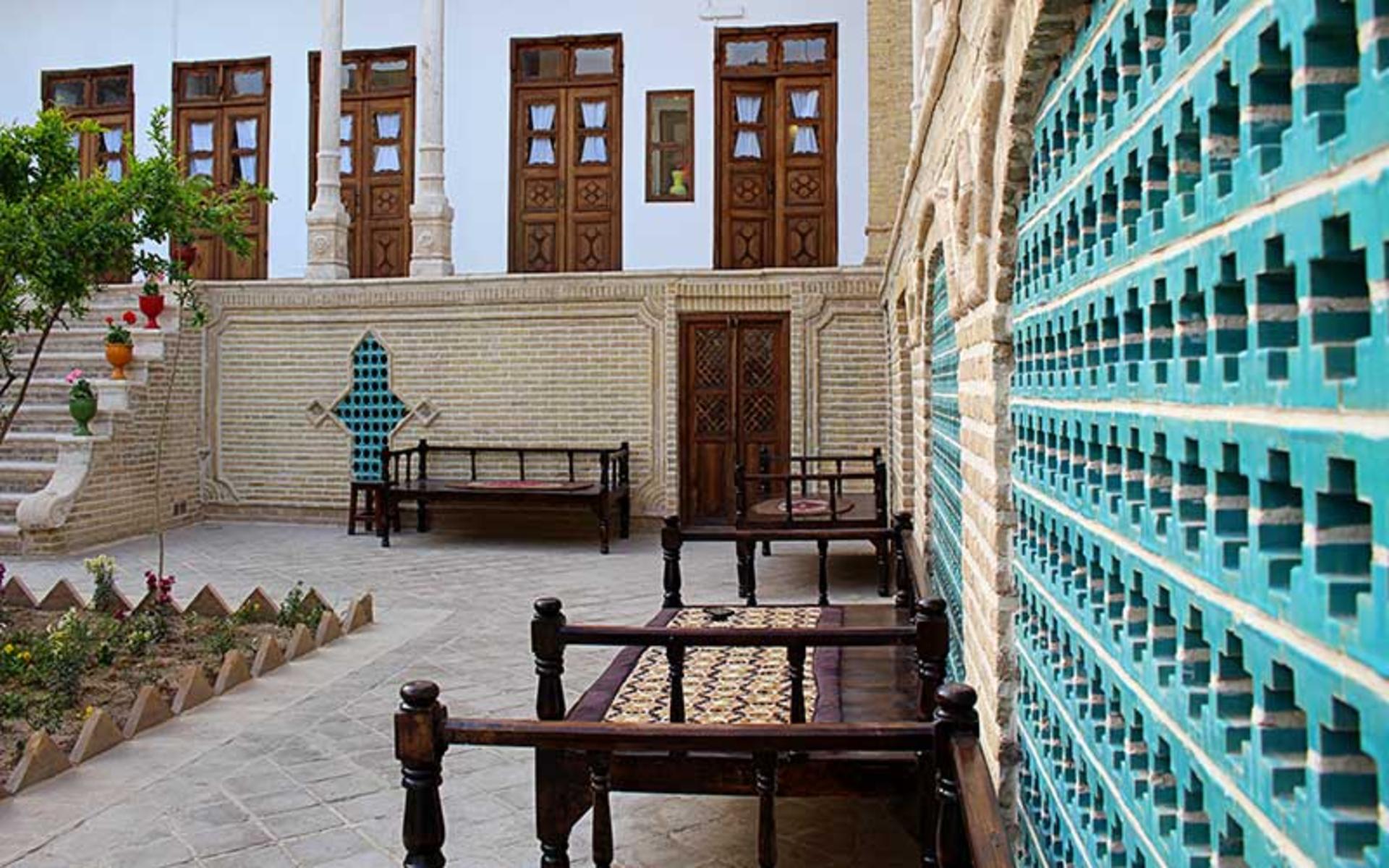 چیدمان حیاط خانه یزدان پناه 