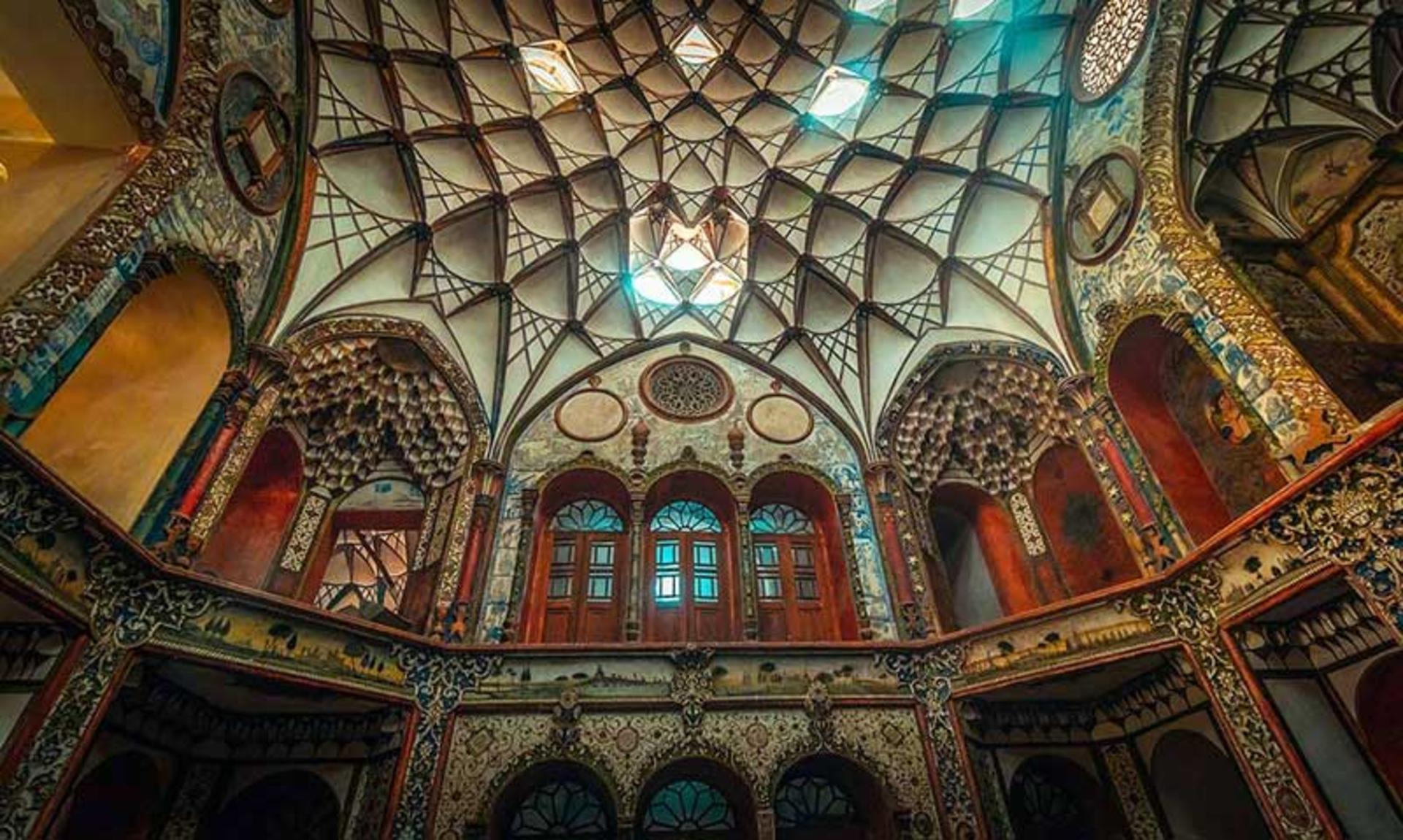 مقرنس‌کاری و کاشی‌کاری داخلی عمارت 