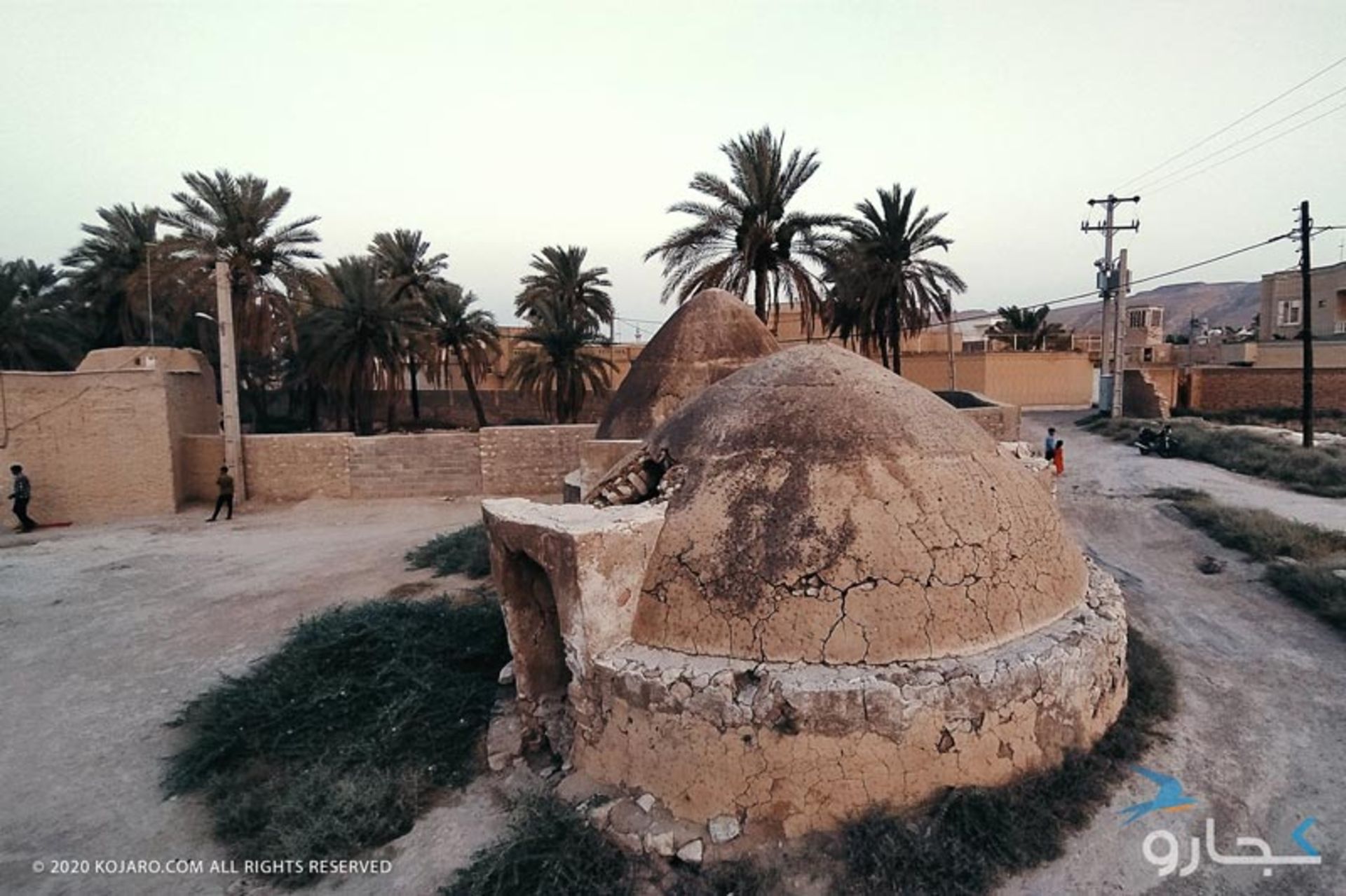نمایی از آب‌ انبار سلفی اوز و نخل‌ها