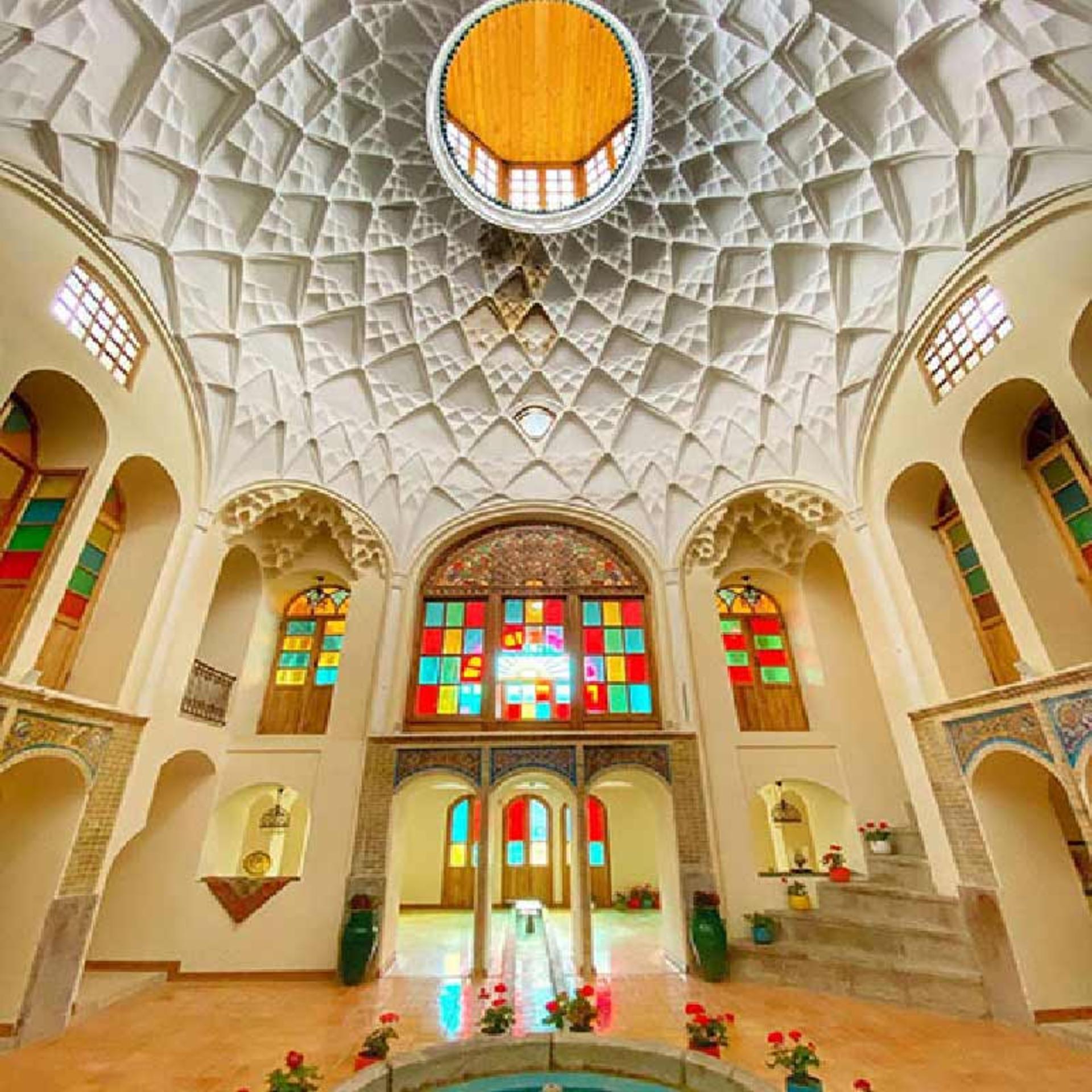 معماری سقف و دیواره‌های داخلی خانه ناصرالدین میرزا 