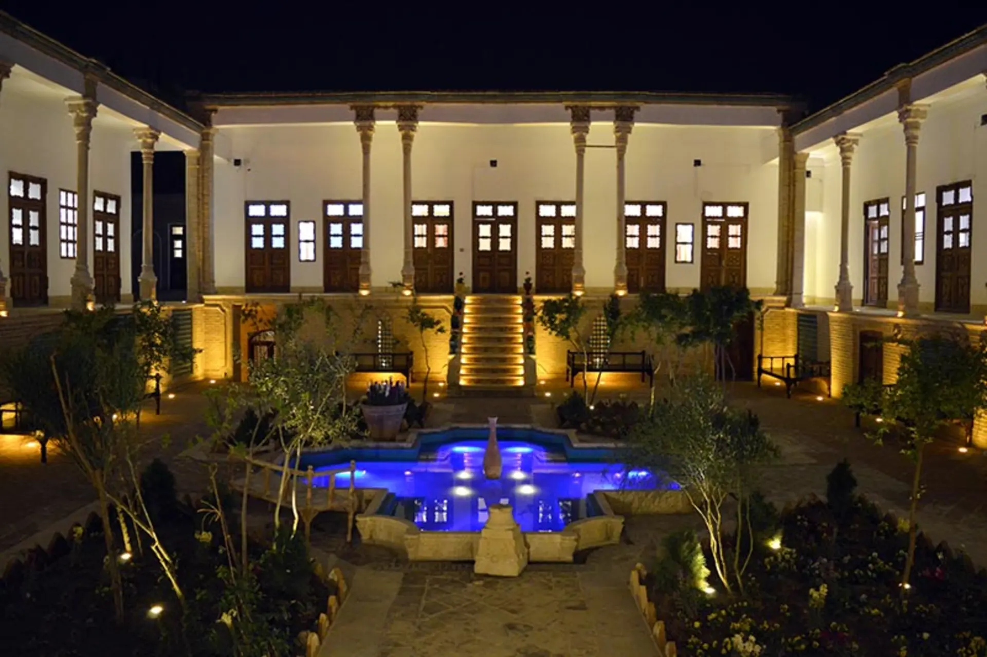 خانه یزدان پناه در شب 
