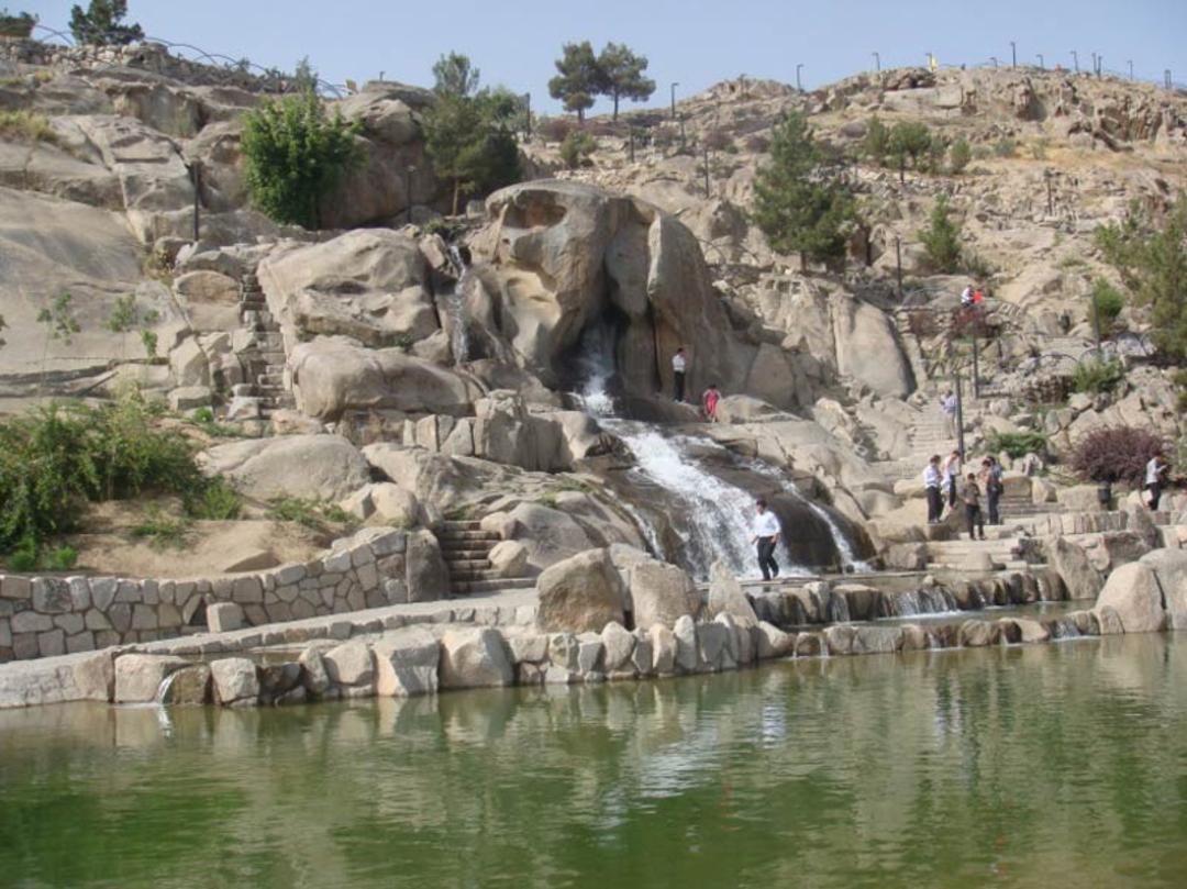 دریاچه پارک کوهسنگی مقابل آبشار مصنوعی