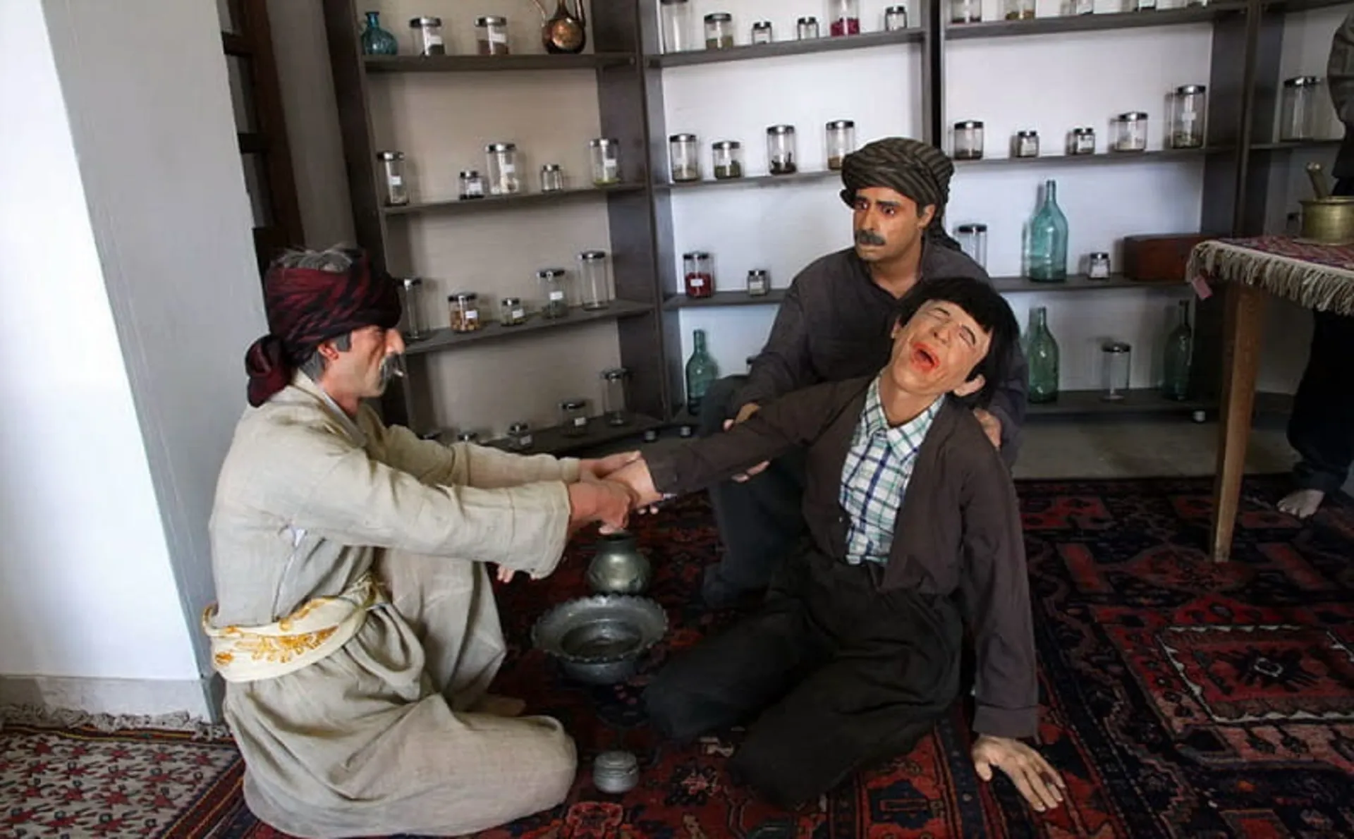 طبابت سنتی در خانه کرد