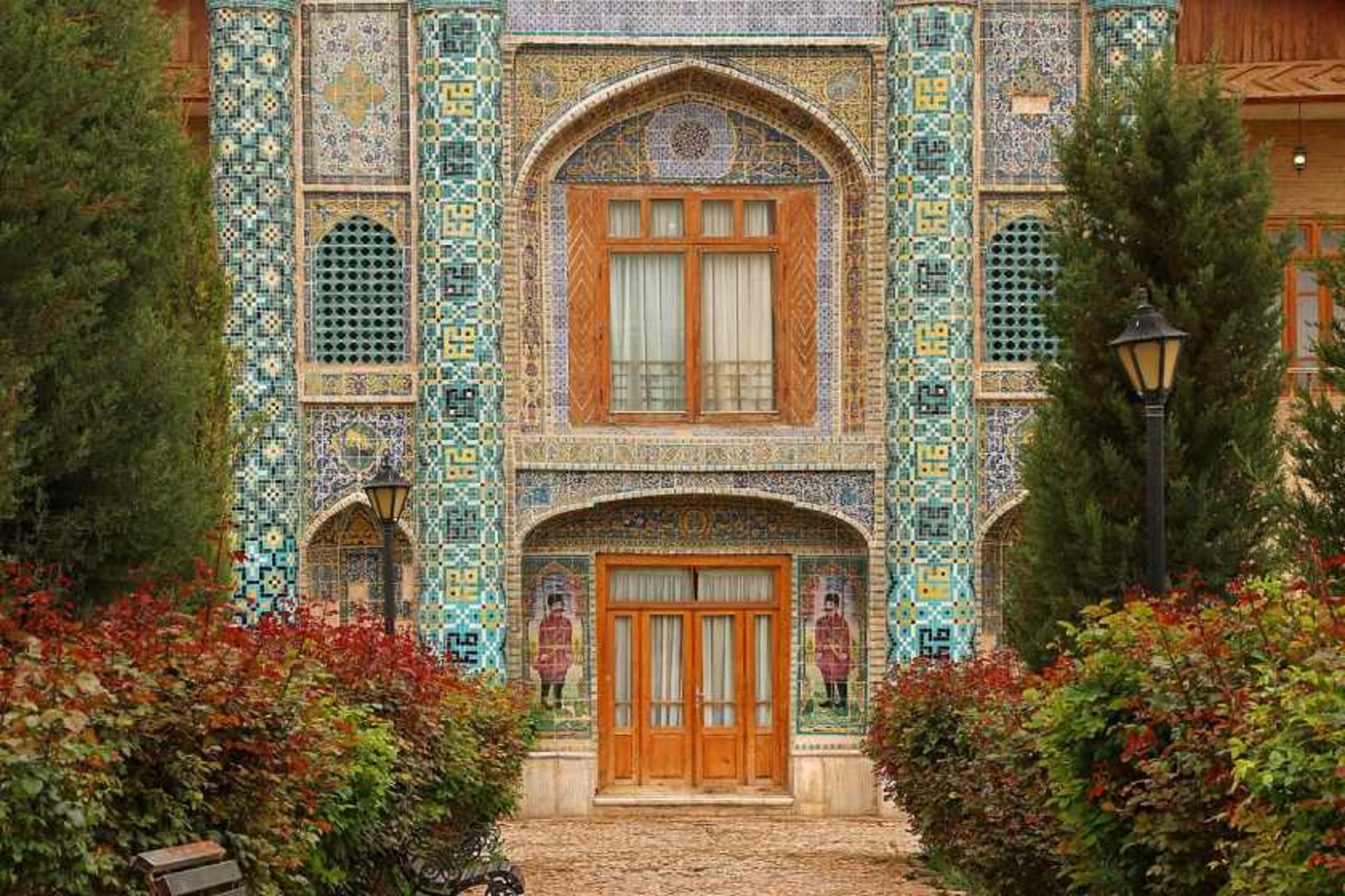 هنر کاشی‌کاری در ورودی عمارت آیینه خانه مفخم