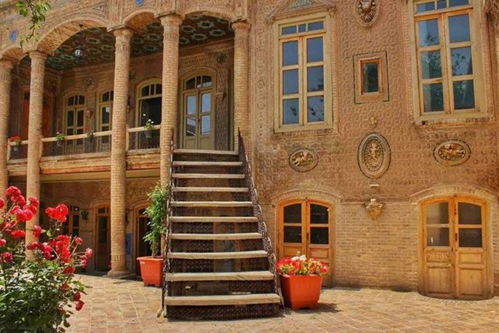 راه پله و ایوان خانه داروغه 