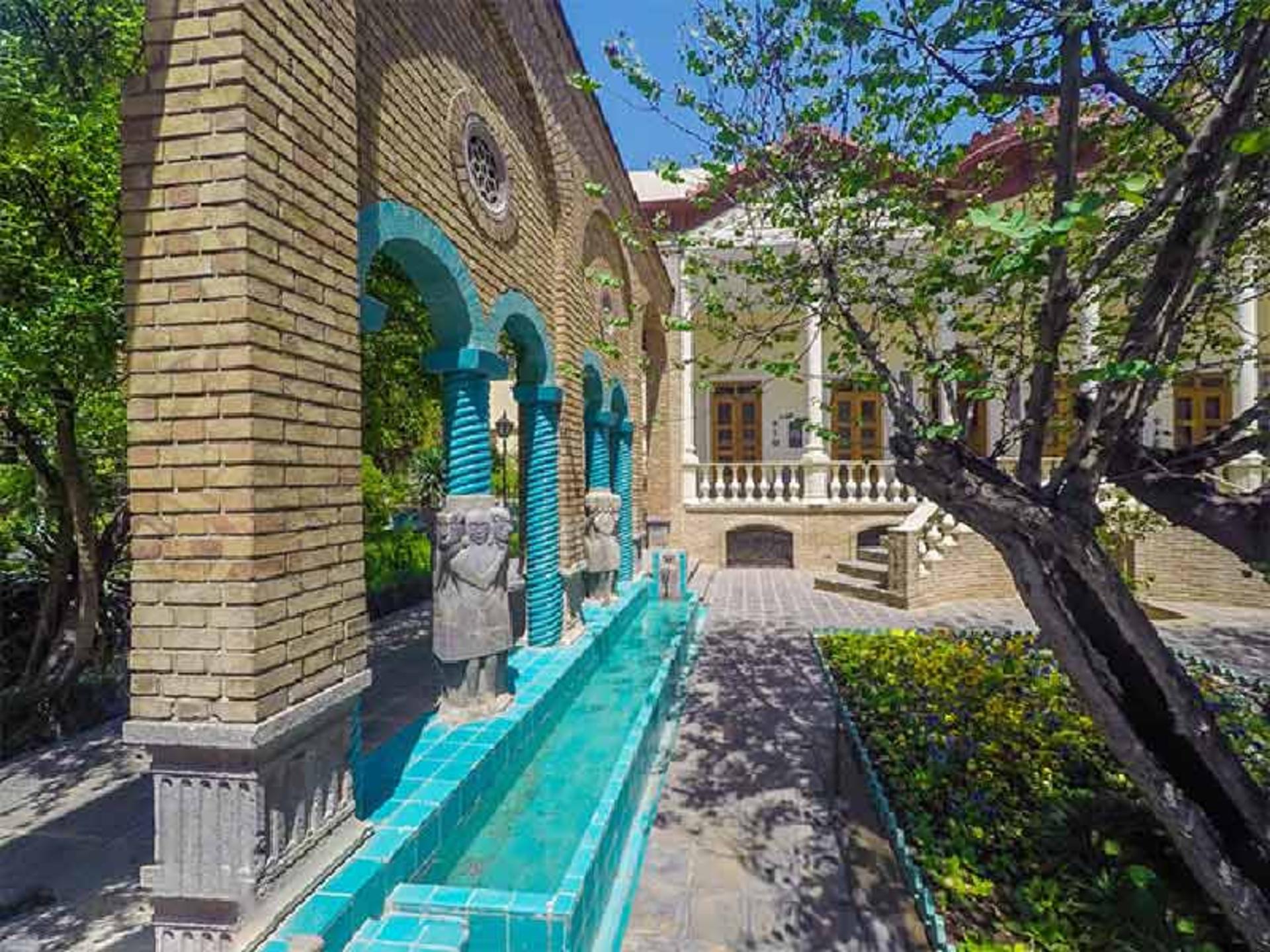 دیوار تجدد در خانه مقدم