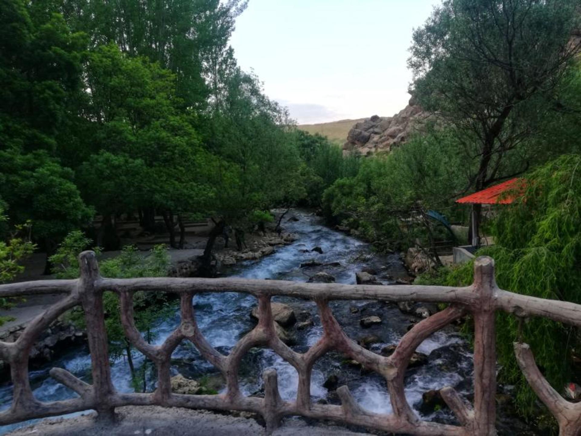 رودخانه خروشان در گردشگاه پیرغار