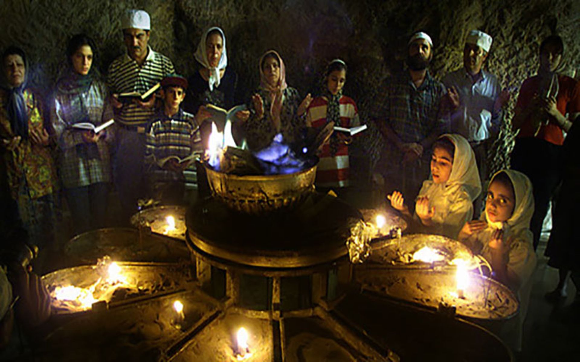 نیایش در آتشکده چک چک 