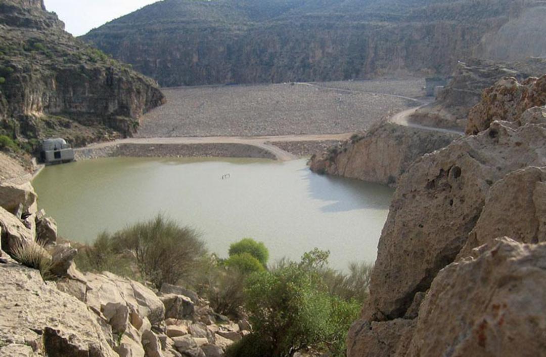 دریاچه سد تنگاب در جوار کوه از نمای دور