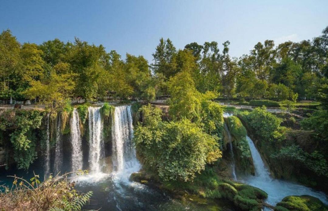 تفریح در آبشار بالای دودن