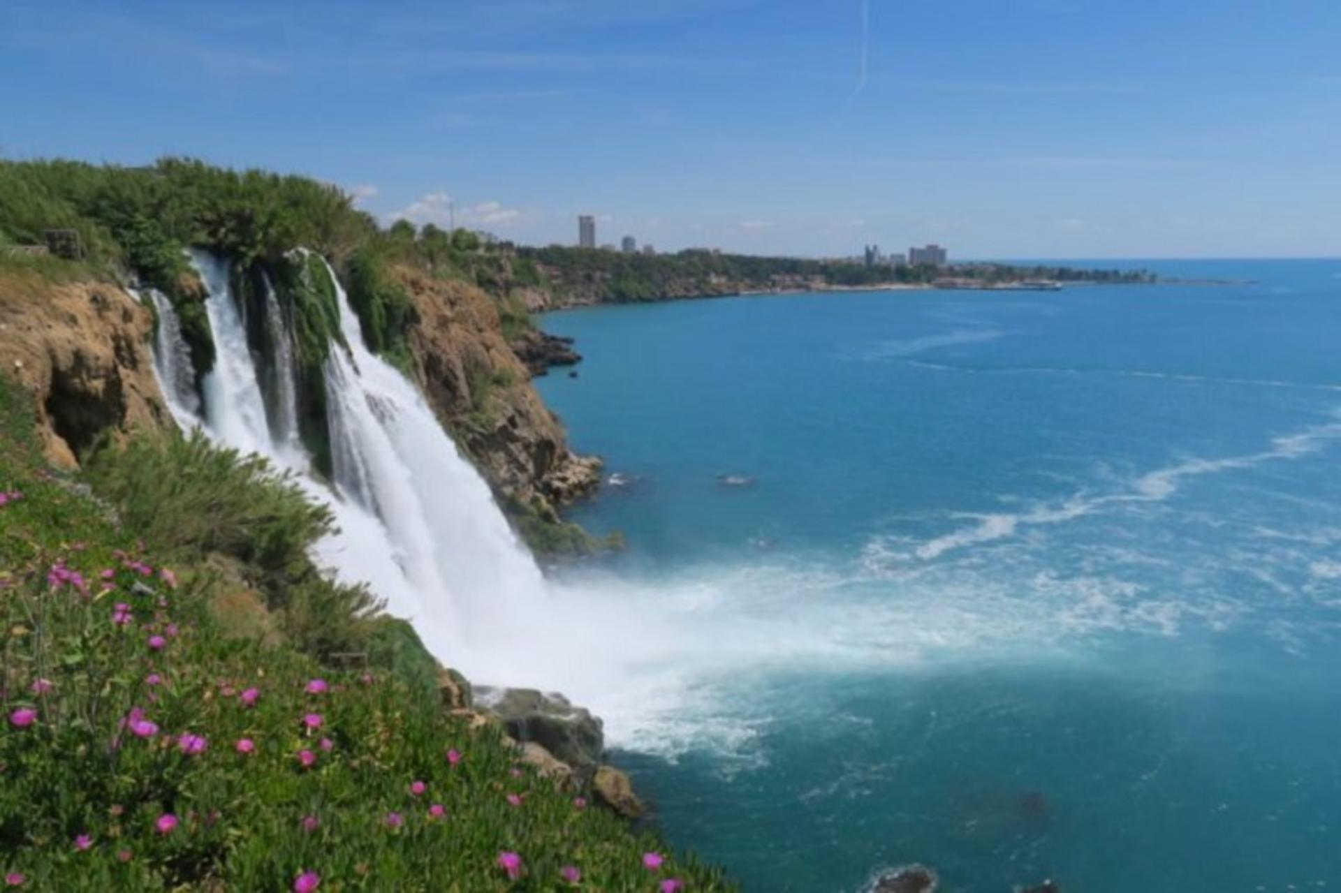 تفریح در آبشار پایین دودن