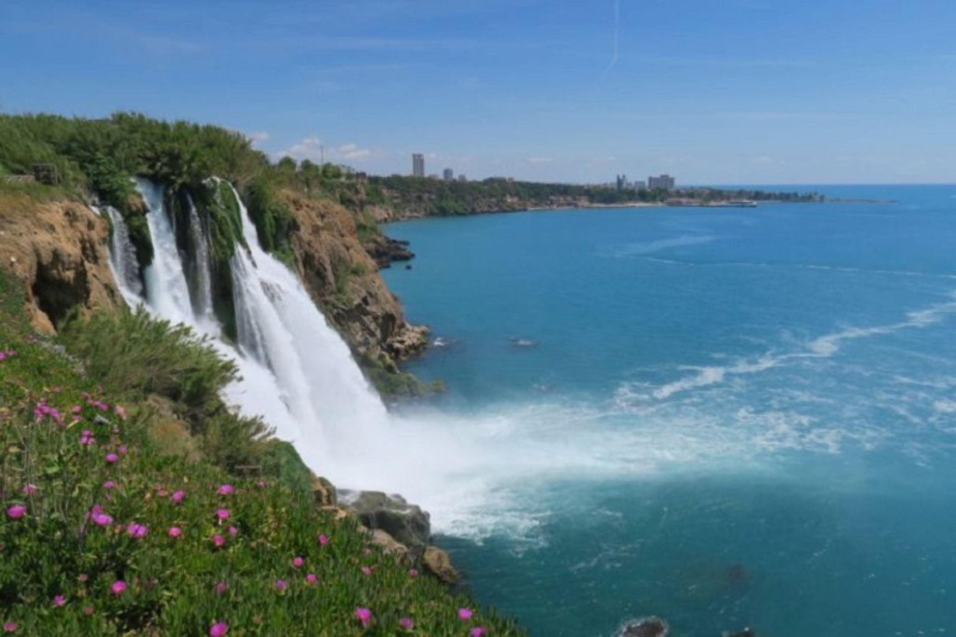 تفریح در آبشار پایین دودن